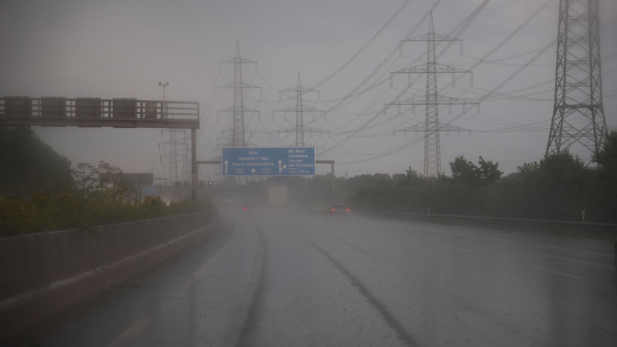 Auf der Autobahn A57 Höhe Neuss in Fahrtrichtung Köln regnet es am Freitagabend (19. Juni) stark.