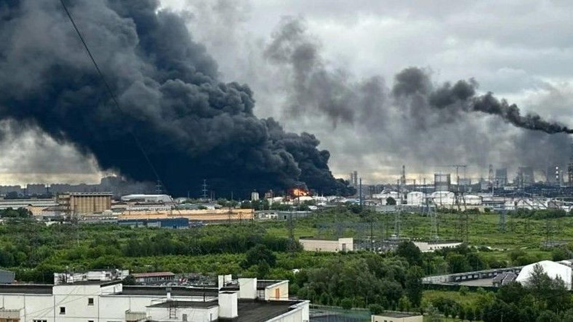 Ein Screenshot aus einem Video zeigt einen Großbrand in der Moskauer Raffinerie am Morgen des 18. Juni.