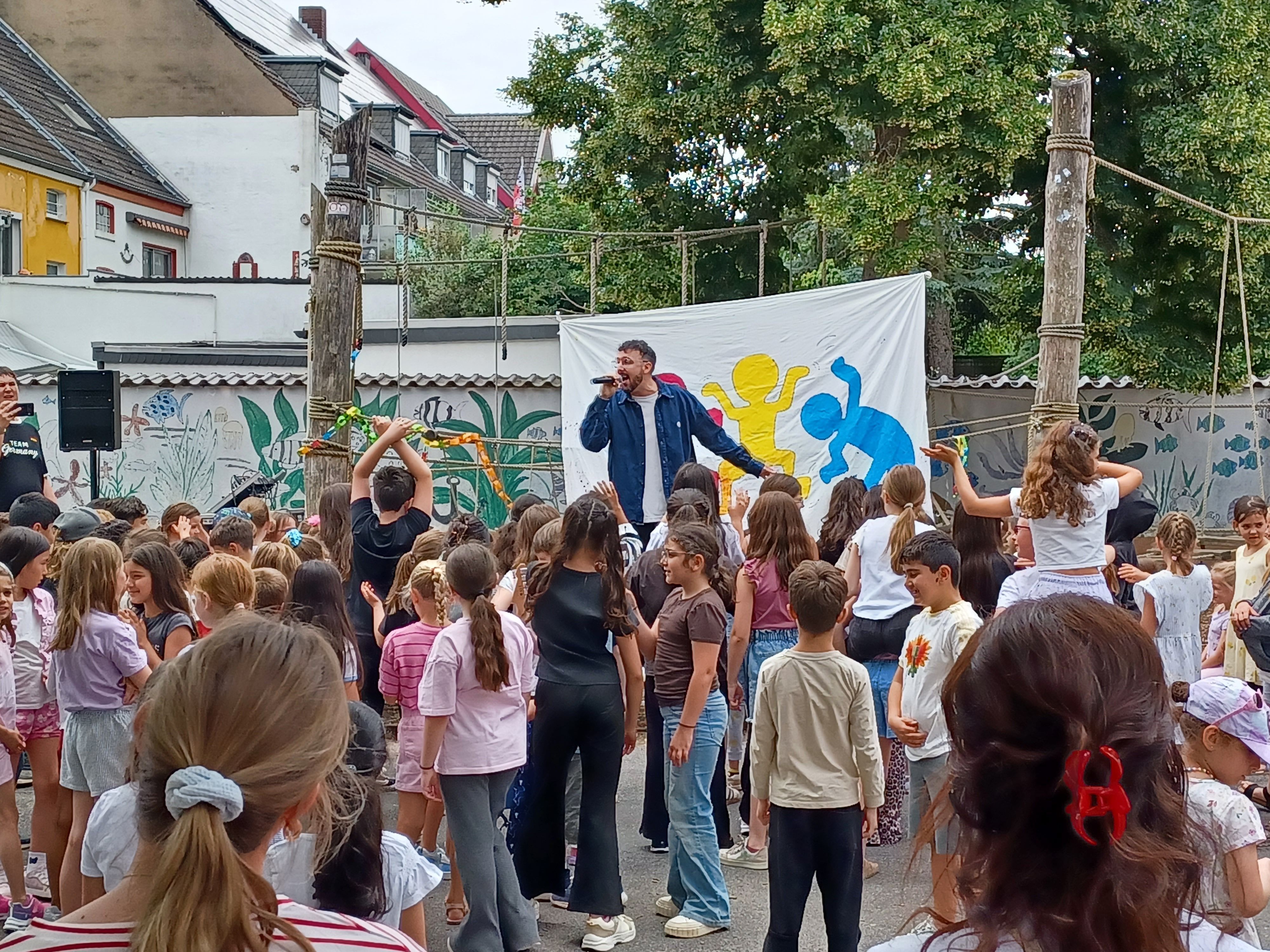 Nach der Feier gab der Sänger Nico Gomez ein Konzert auf dem Schulhof.