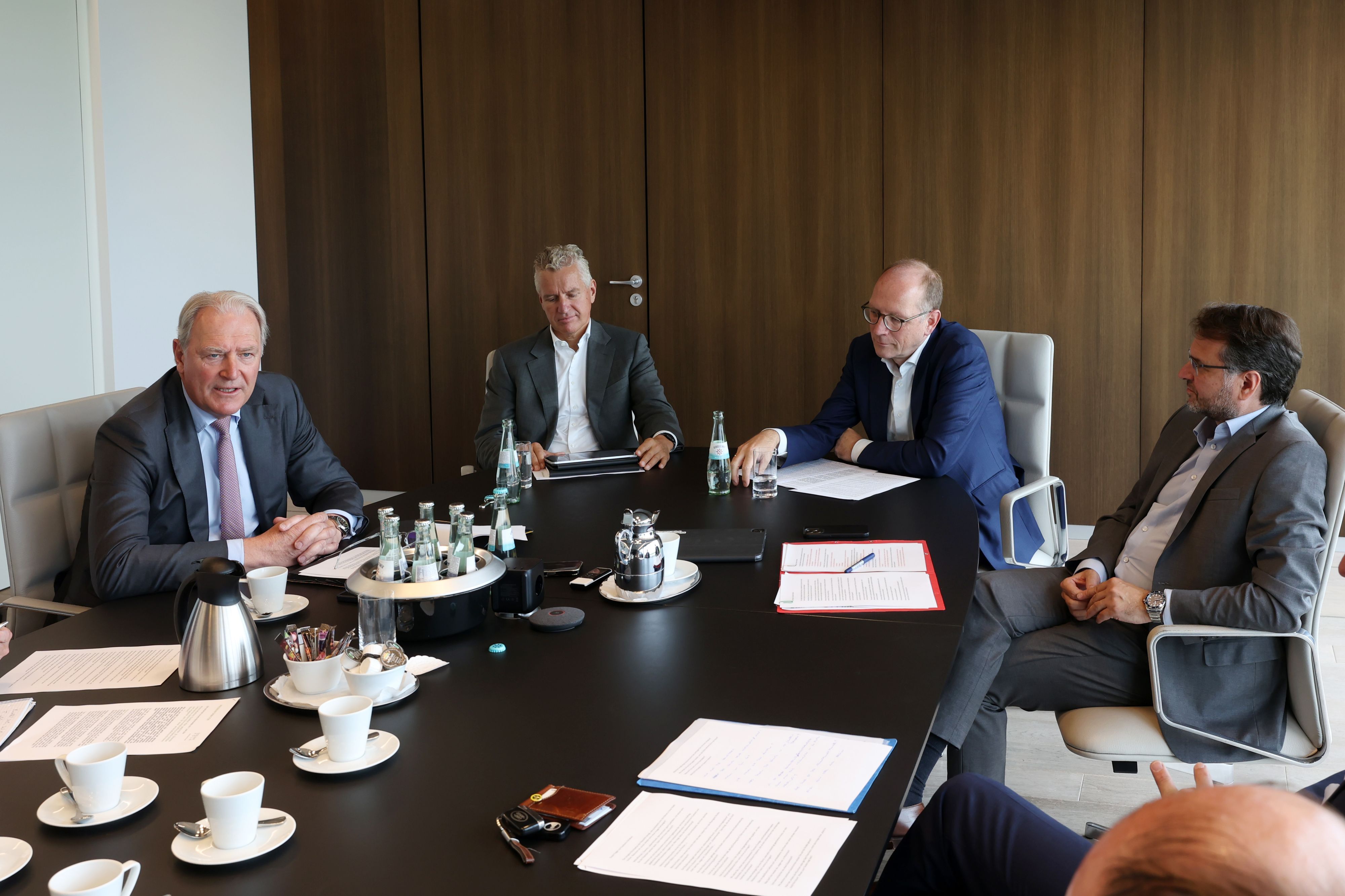 Die Herren sind in der Gesprächsrunde zu sehen.