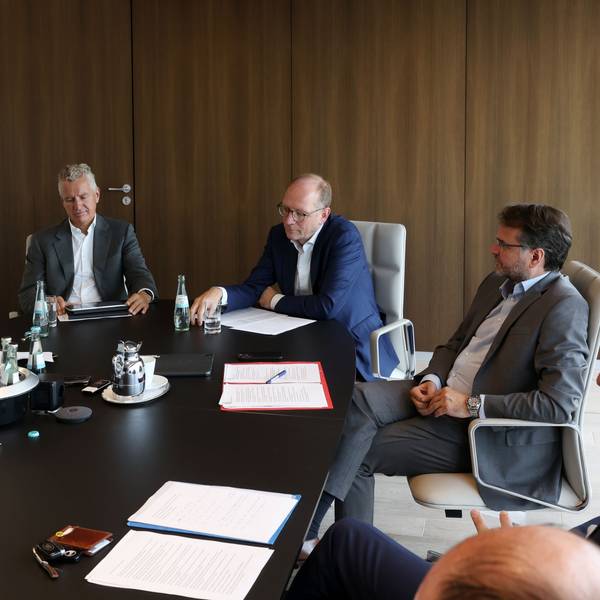 Die Herren sind in der Gesprächsrunde zu sehen.
