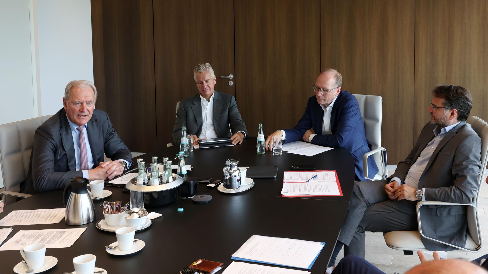 Die Herren sind in der Gesprächsrunde zu sehen.