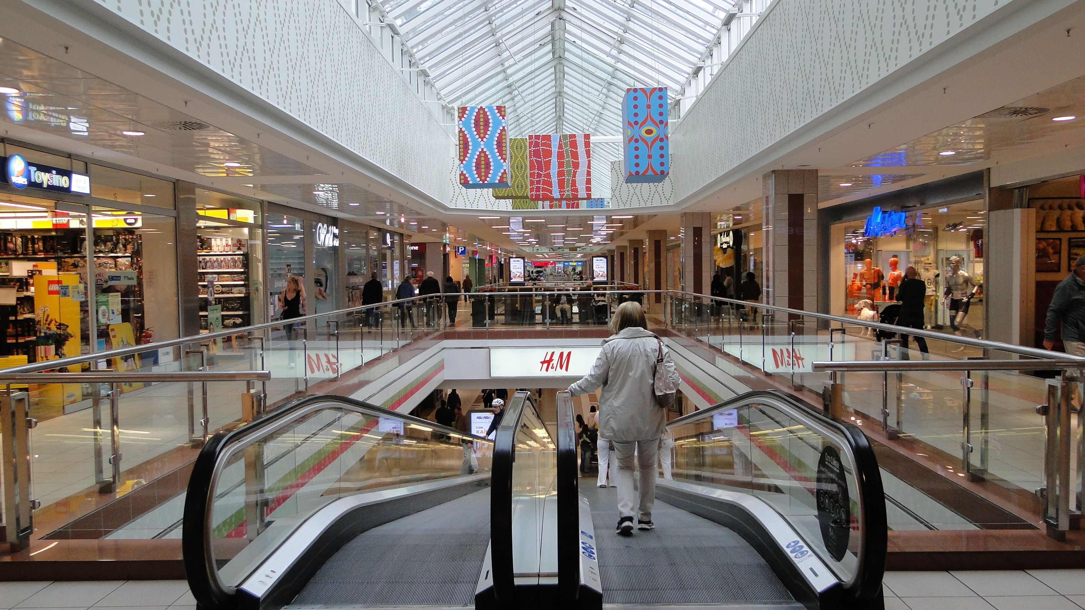 Die Innenansicht eines Shopping-Centers mit Rolltreppen.