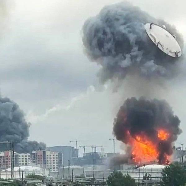 Ein Screenshot aus einem Video zeigt eine massive Explosion auf dem Gelände der Ölraffinerie in Moskau am 18. Juni.