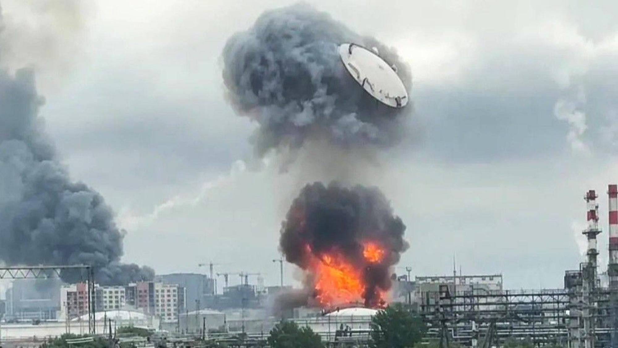 Ein Screenshot aus einem Video zeigt eine massive Explosion auf dem Gelände der Ölraffinerie in Moskau am 18. Juni.