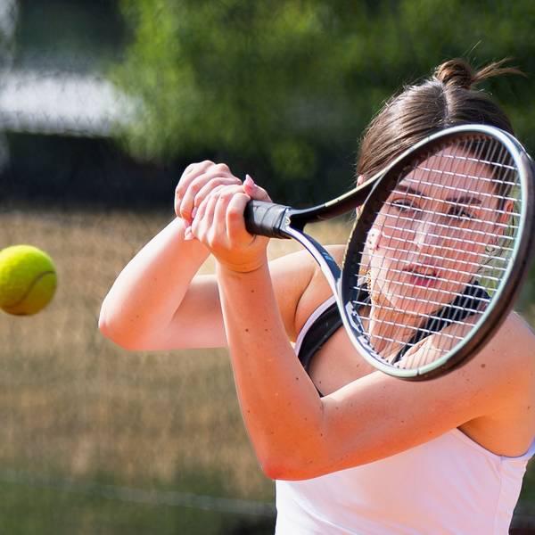 Das Bild zeigt Tennisspielerin Greta Regh bei einer Rückhand.