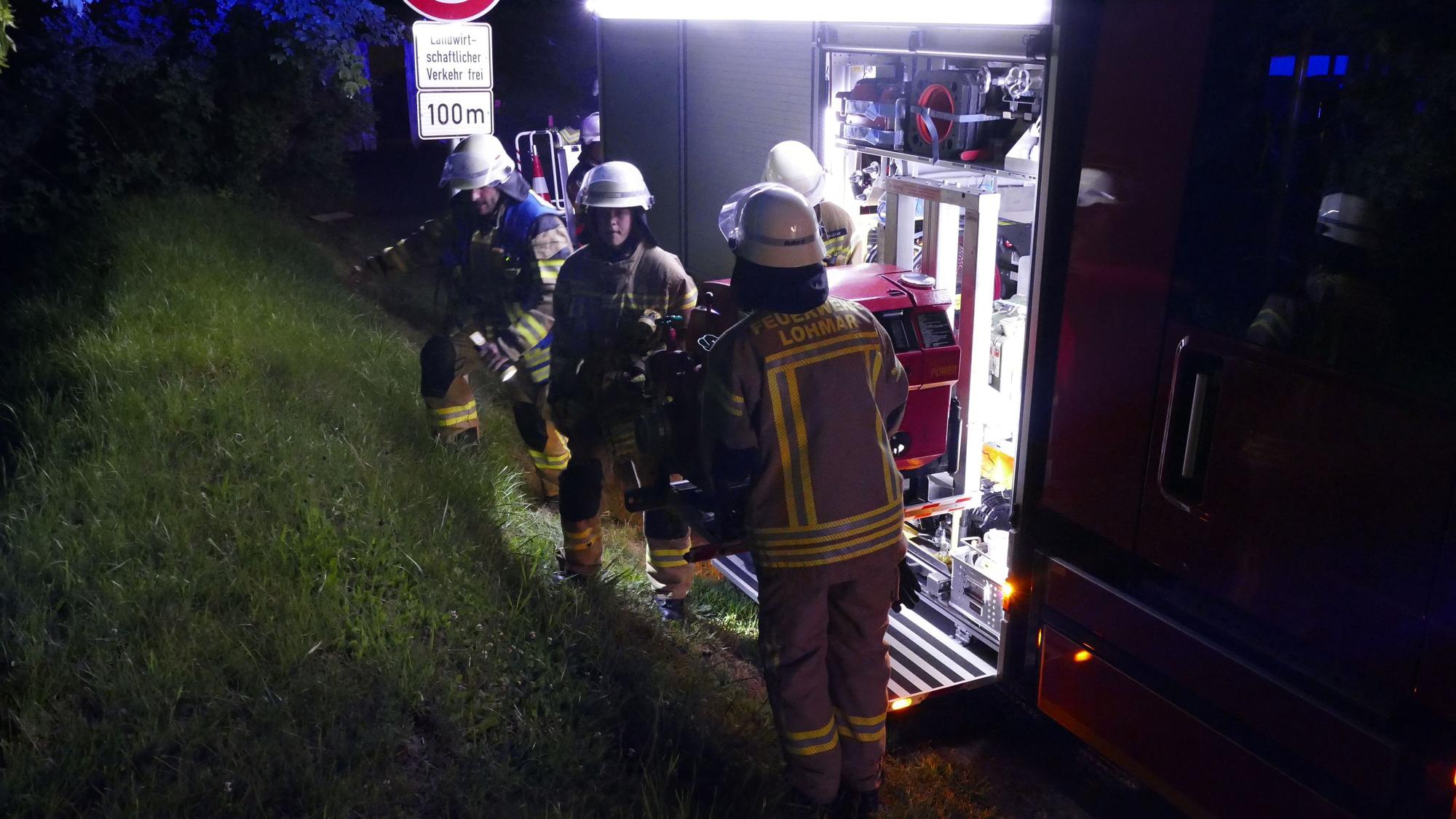 Breidter Feuerwehrleute machen die Pumpe startklar, so dass Wasser aus der Agger zum Löschen geholt werden konnte.