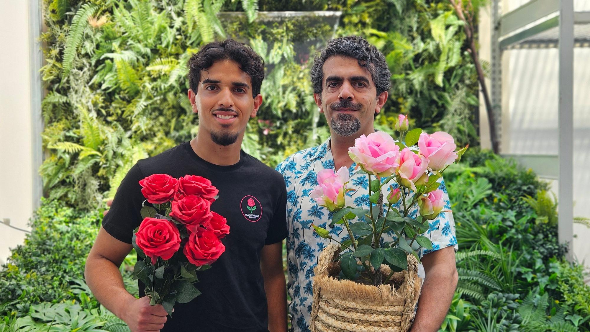 Zu sehen sind Benyamin und Milad Sayadi, die in Bedburg einen Blumenladen eröffnen. Sie halten Blumen in der Hand.