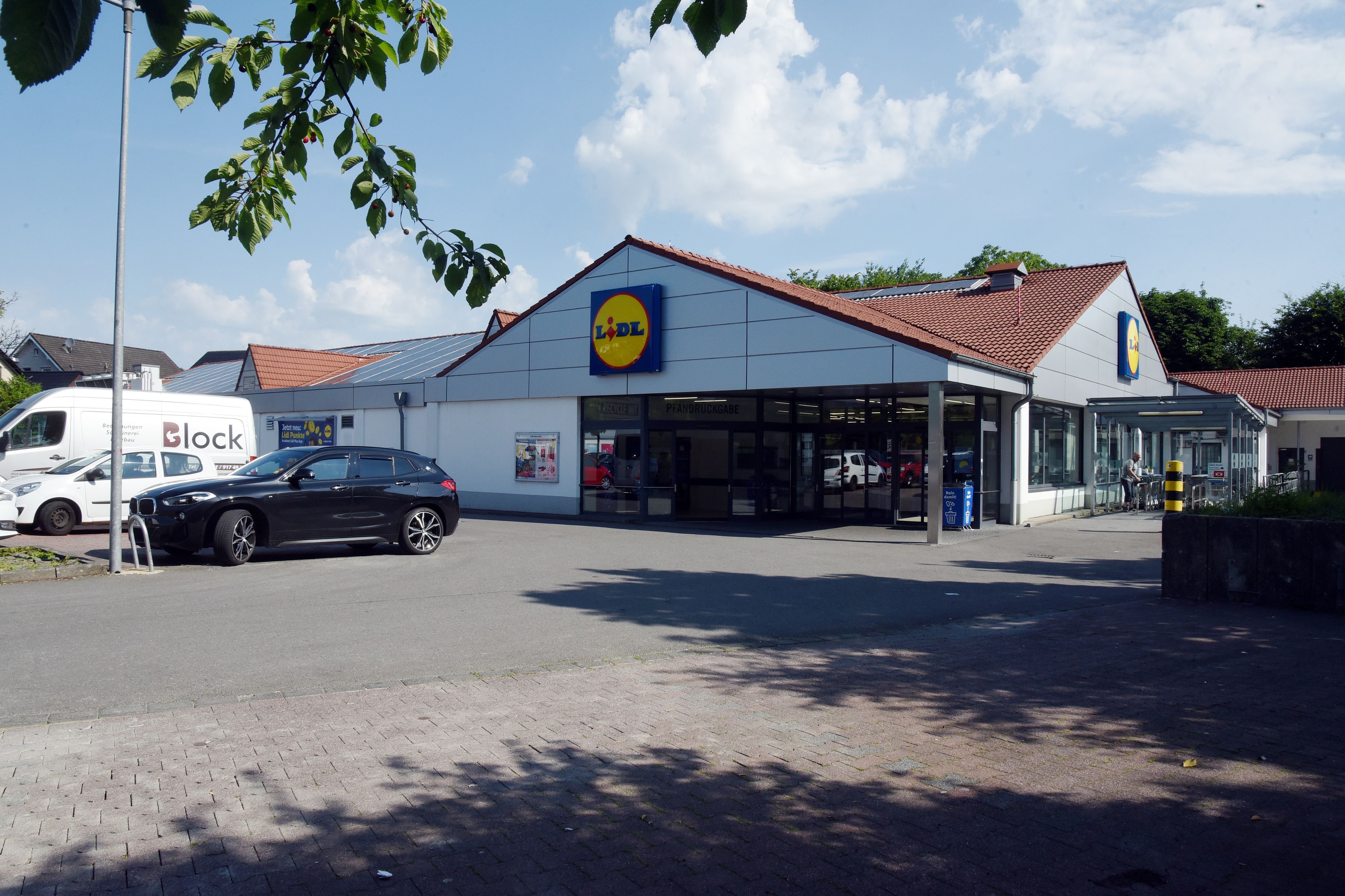 Die Lidl-Filiale in der Waldbröler Ortschaft Hermesdorf soll offenbar abgebrochen und auf größerer Fläche neugebaut werden. Dafür sollen drei Grundstücke entlang der Hauptstraße und des Helzbergwegs gekauft worden sein.