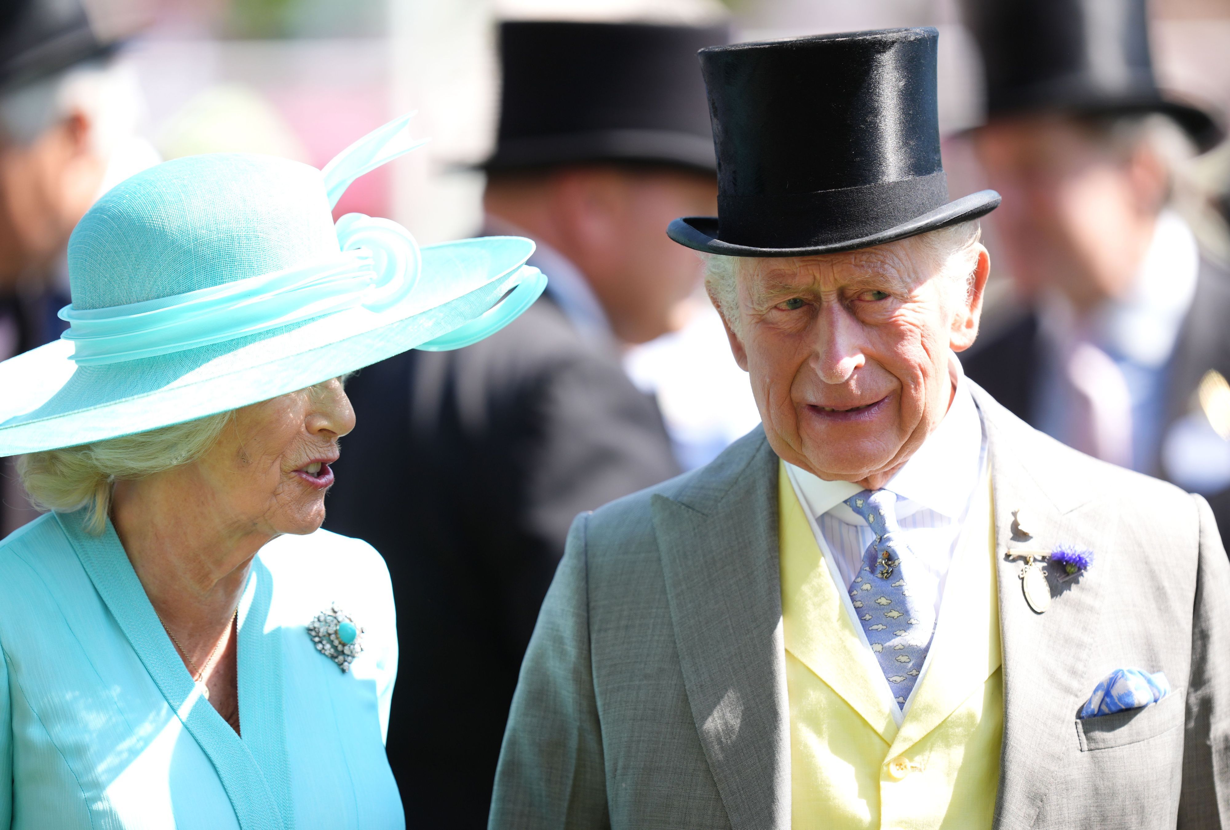König Charles III. (r) und Königin Camilla am vierten Tag des Royal Ascot auf der Pferderennbahn von Ascot.