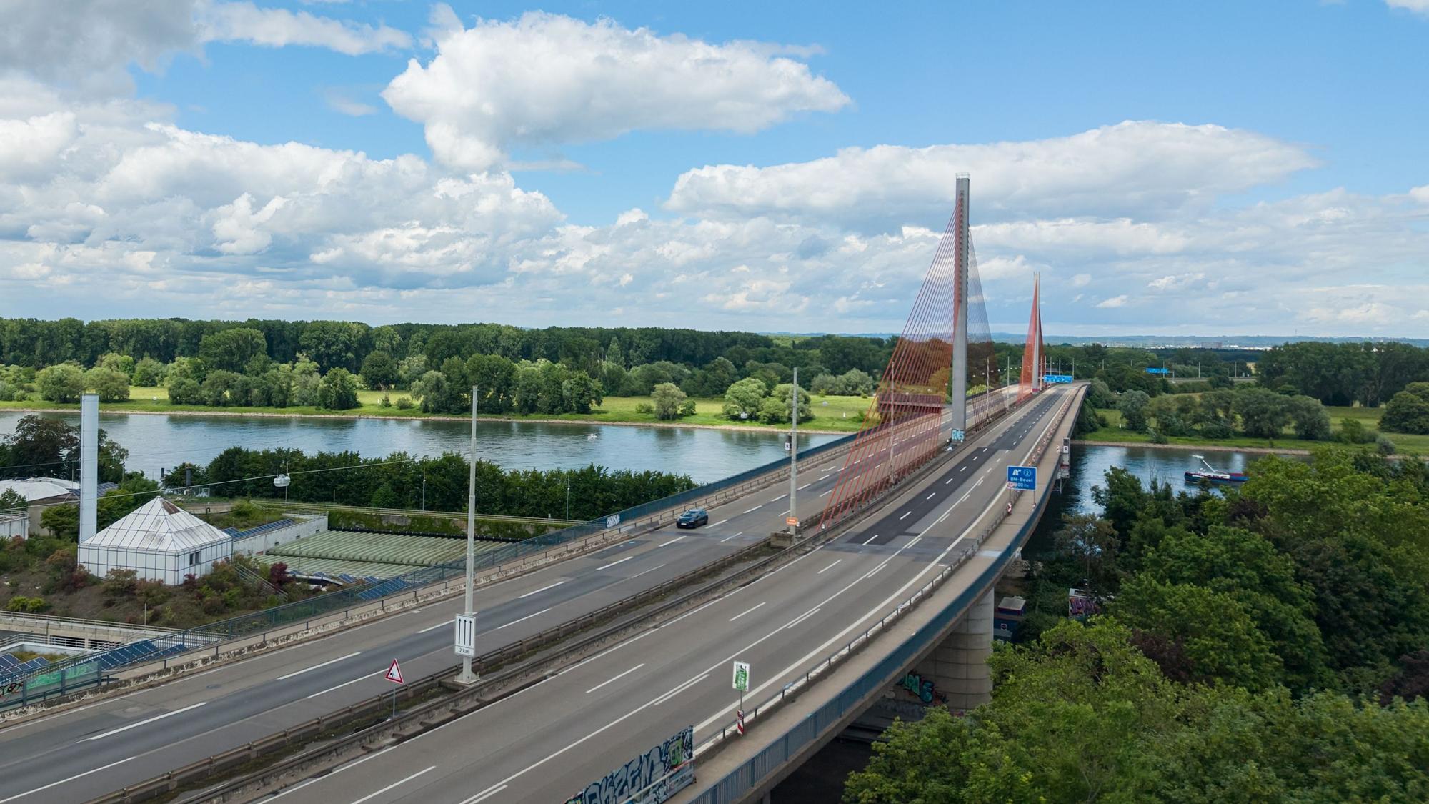 Die gesperrte Friedrich-Ebert-Brücke (Nordbrücke).