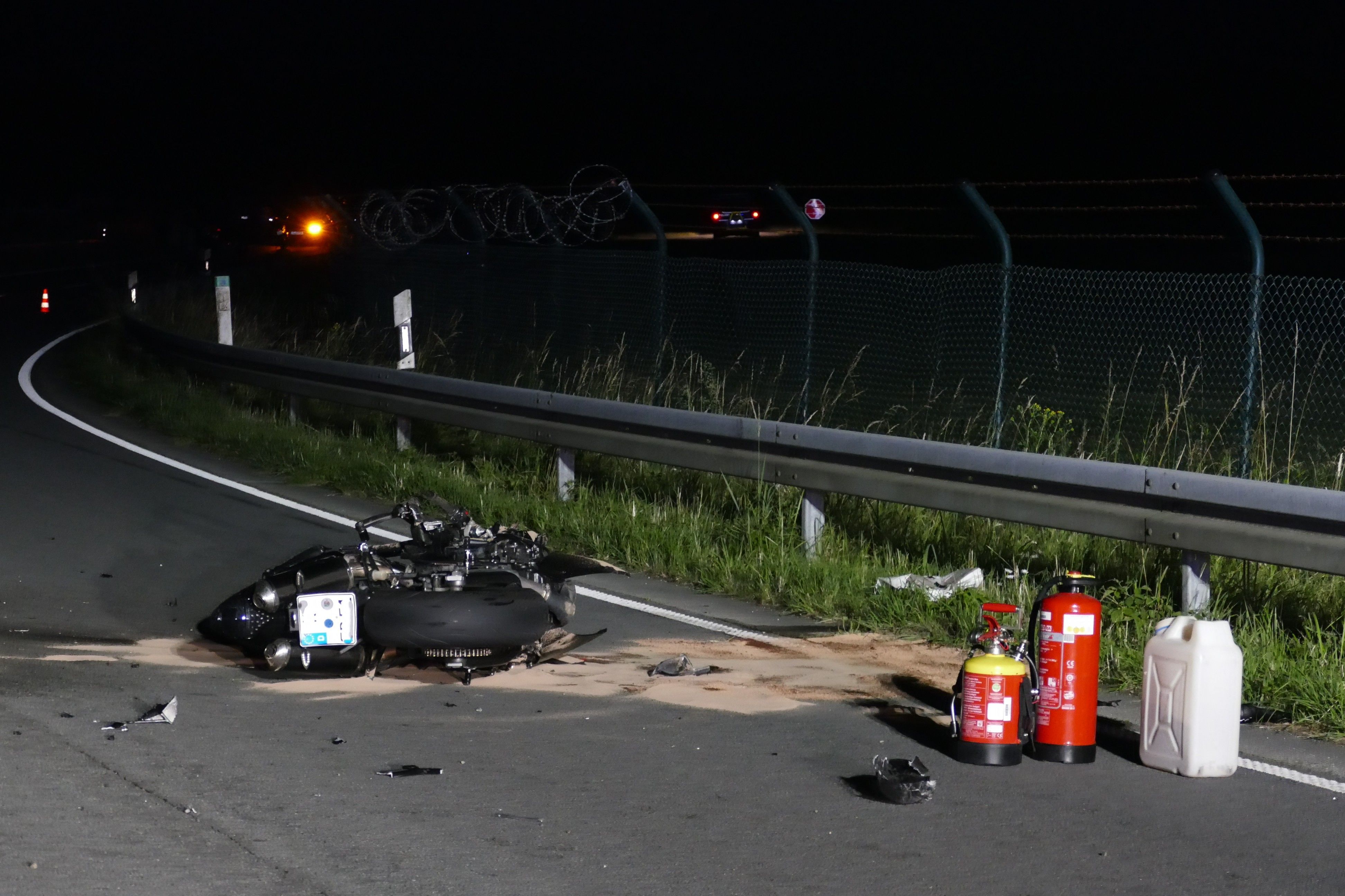 Trümmer des Motorrads liegen auf der Fahrbahn auf der Alten Kölner Straße.