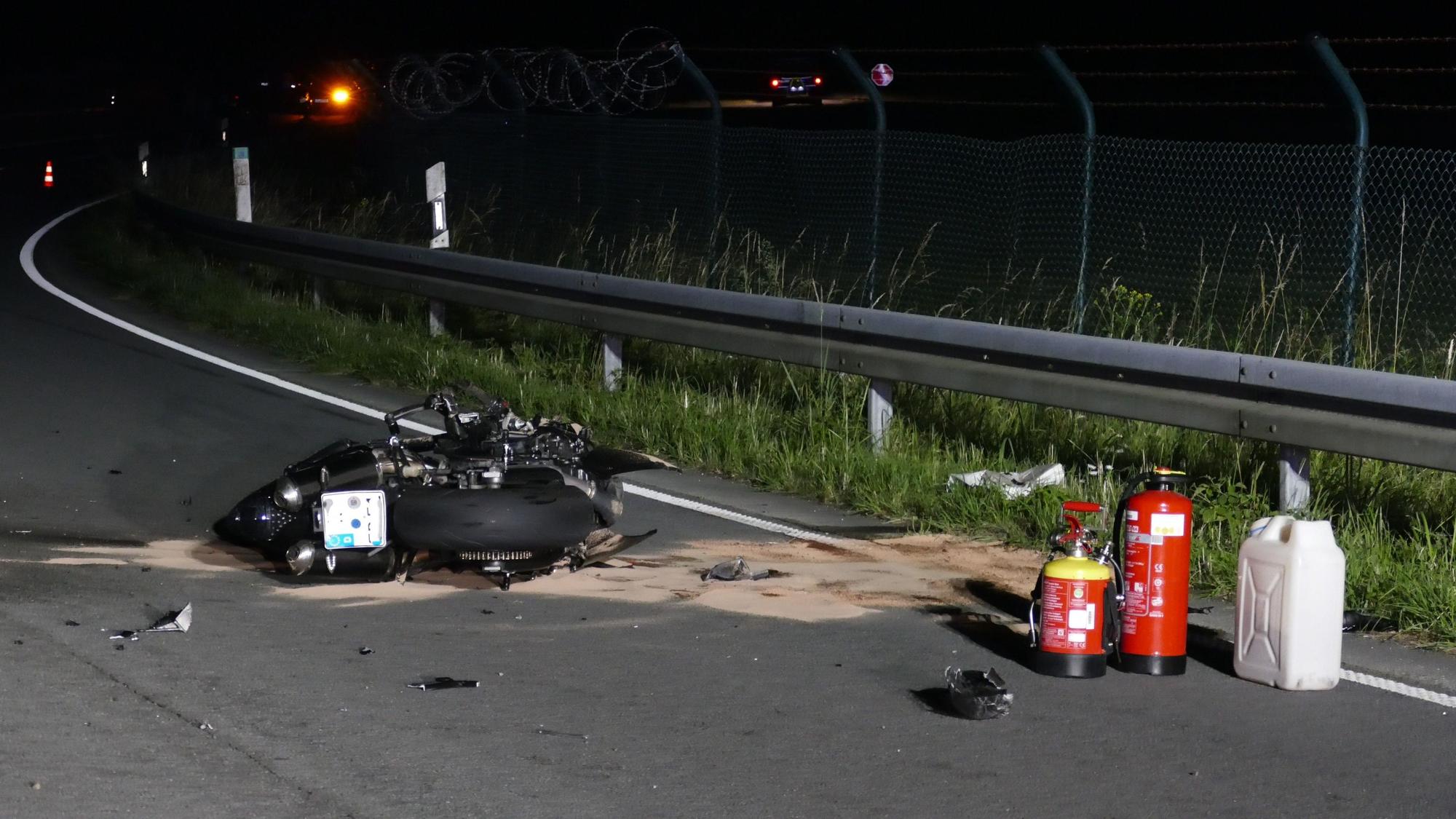 Trümmer des Motorrads liegen auf der Fahrbahn auf der Alten Kölner Straße.