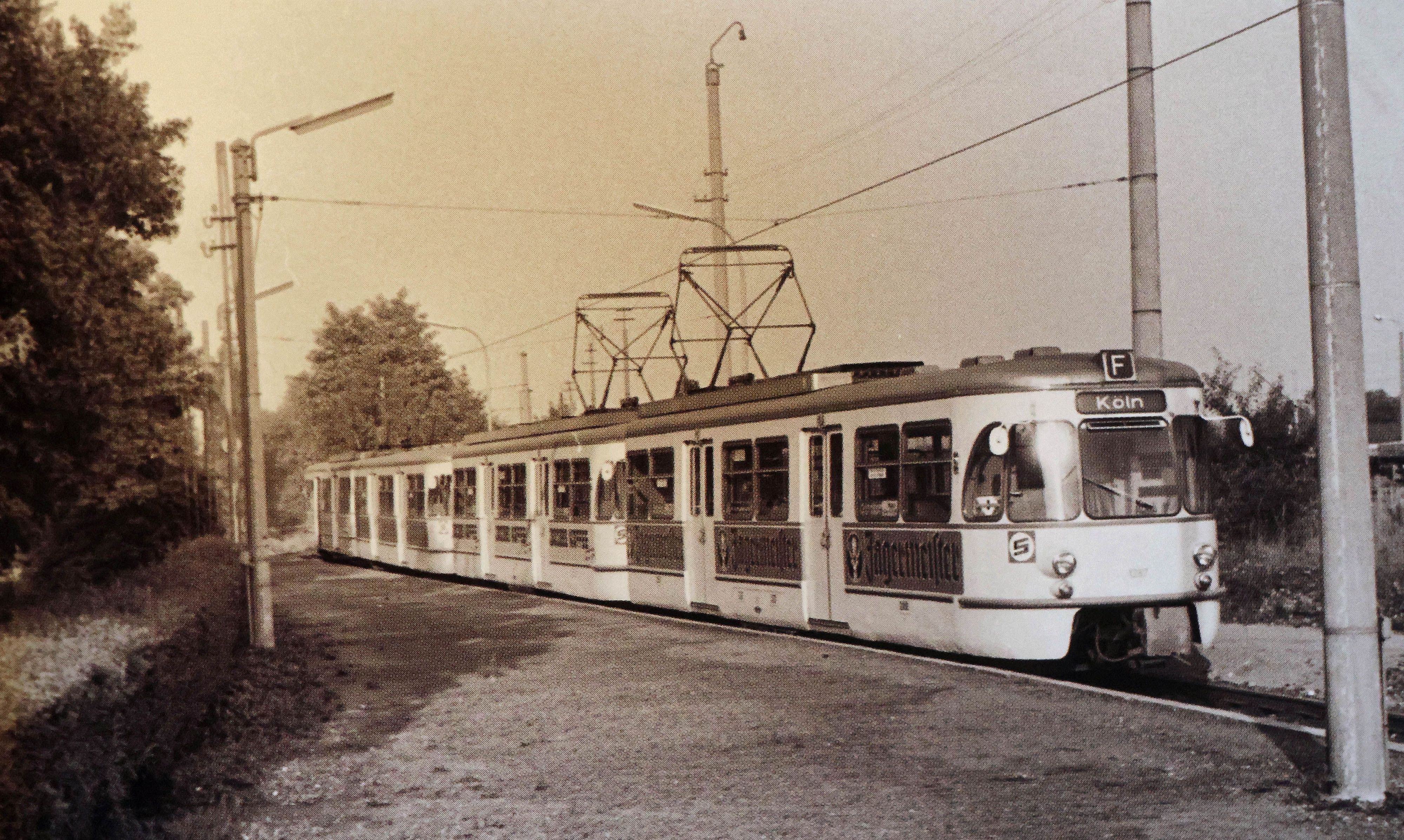 Das Foto zeigt eine Bahn.