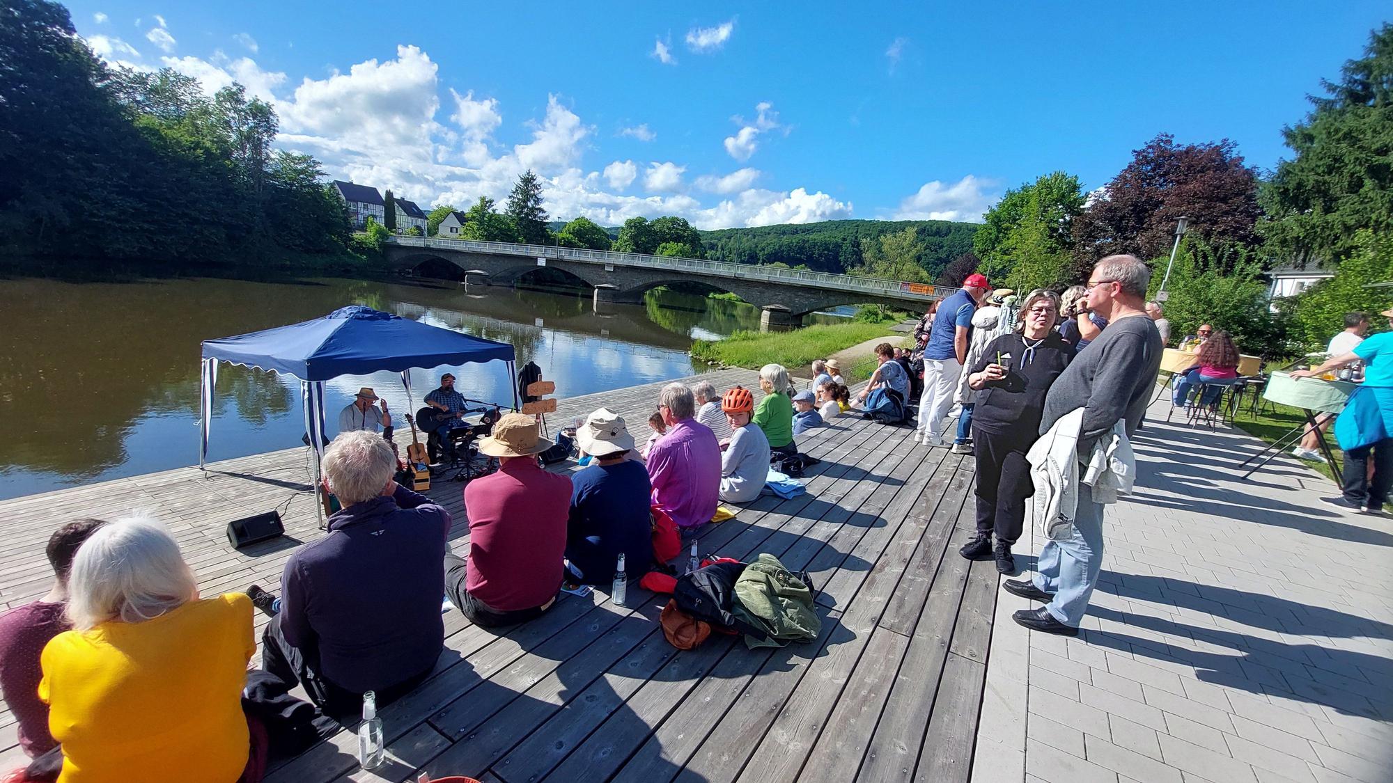 Die Siegpromenade in Windeck-Dattenfeld lädt zum Sitzen mit Blick auf den Fluss ein.