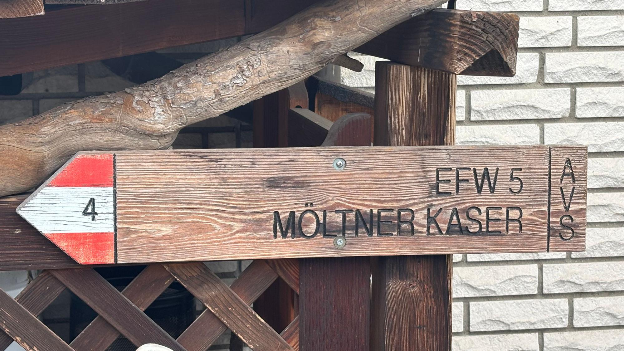 Ein hölzerner Wegweiser mit der Aufschrift "Möltner Kaser".