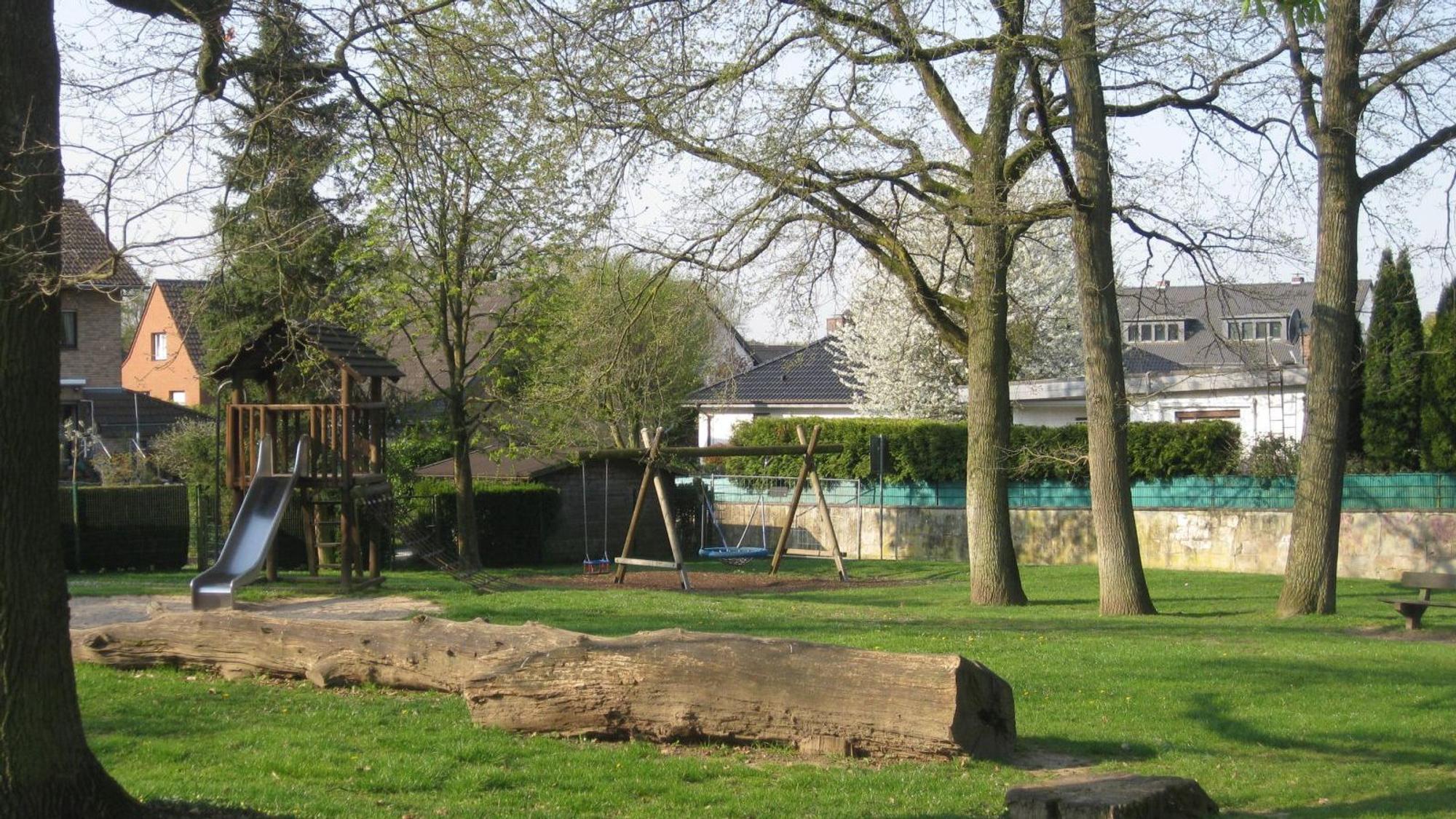 in Lohmar sperrte die Stadt den Kinderspielplatz Lerchenweg, weil dort die Raupen des Eichenprozessionsspinners entdeckt wurden.