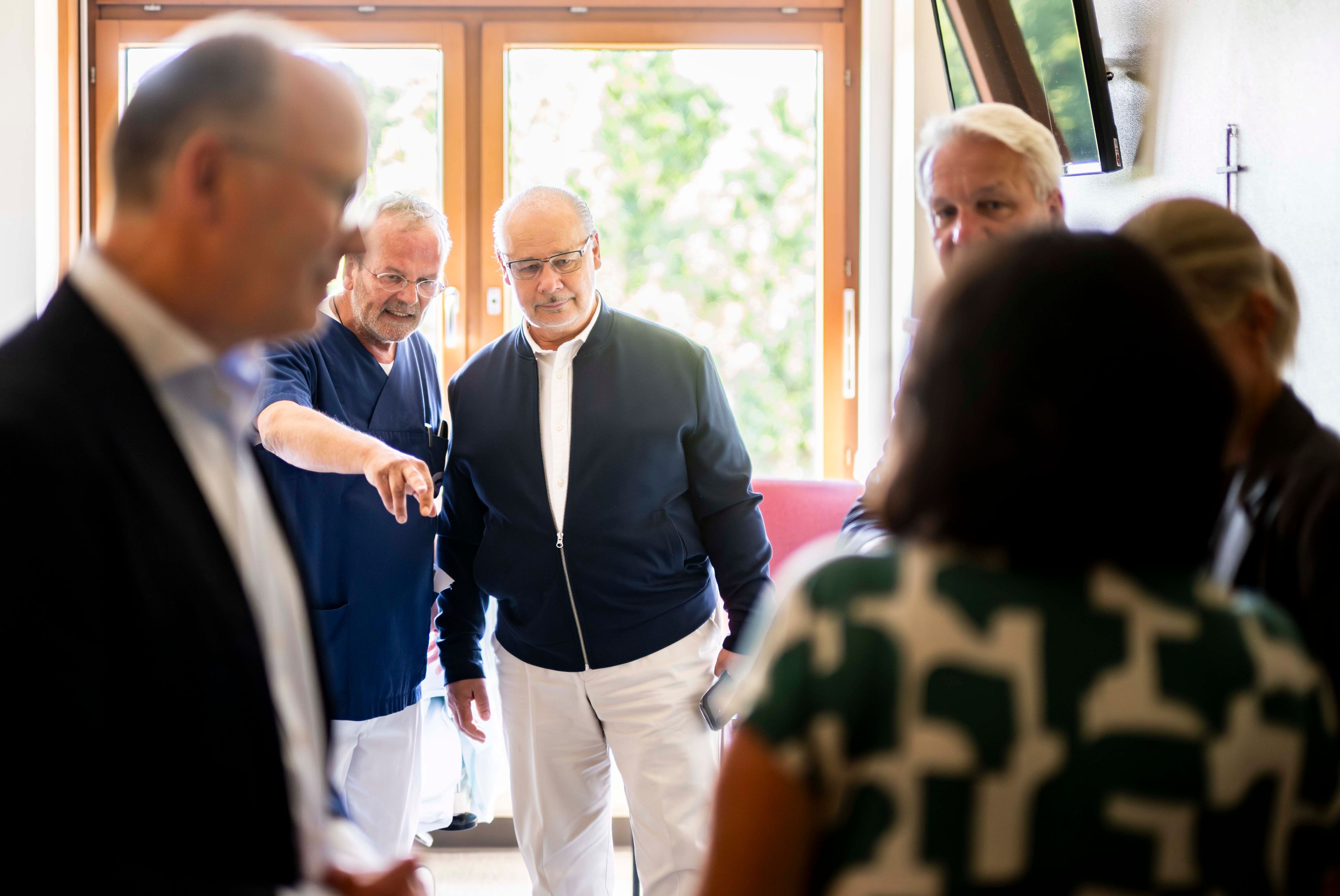 Das Bild zeigt den Staatssekretär im Gespräch mit einem Arzt.