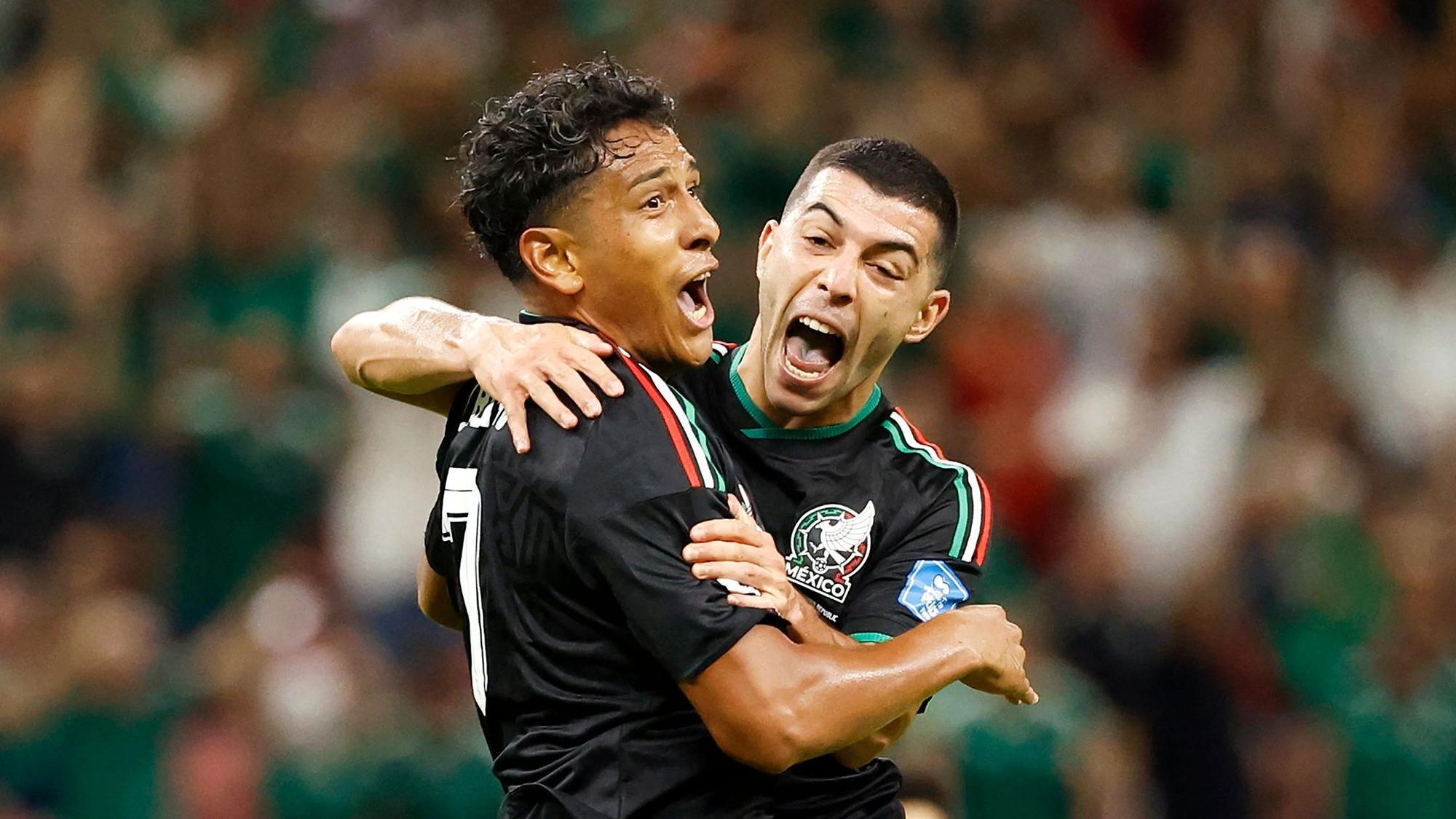 Jubel bei Torschütze Luis Romo und Erik Lira