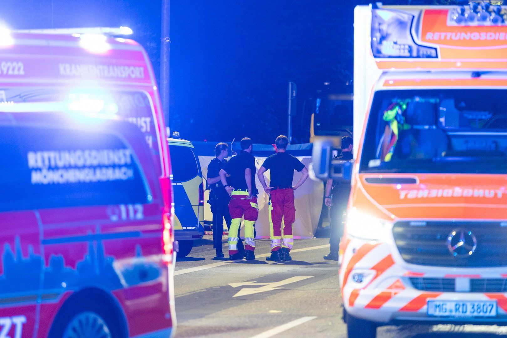 Bei einem Polizeieinsatz an einer Tankstelle in Mönchengladbach hat die Polizei auf eine 18-Jährige geschossen, die den Angaben zufolge ein Messer mitführte.