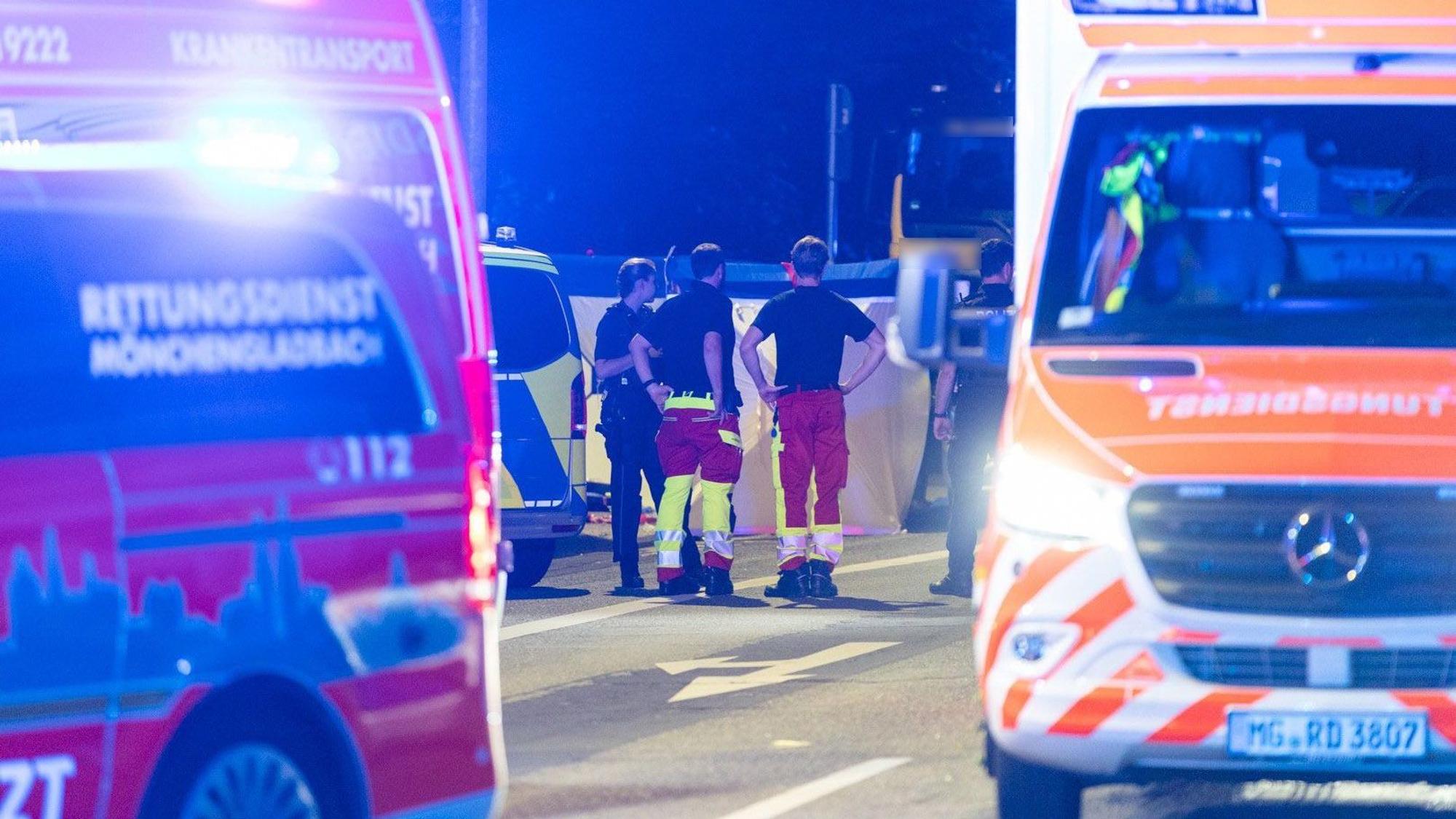Bei einem Polizeieinsatz an einer Tankstelle in Mönchengladbach hat die Polizei auf eine 18-Jährige geschossen, die den Angaben zufolge ein Messer mitführte.