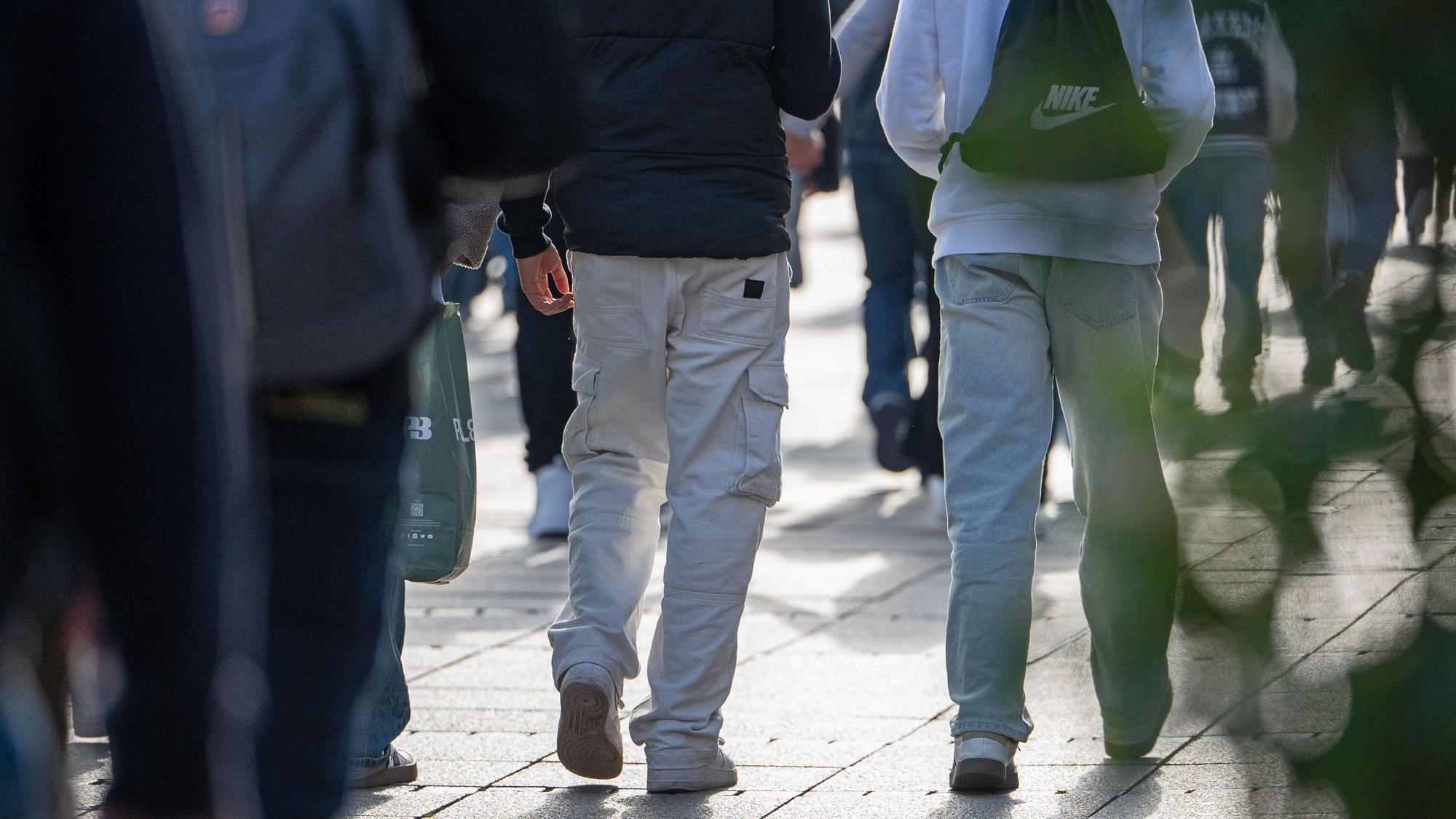 Das Symbolbild zeigt Jugendliche, die durch eine Stadt gehen