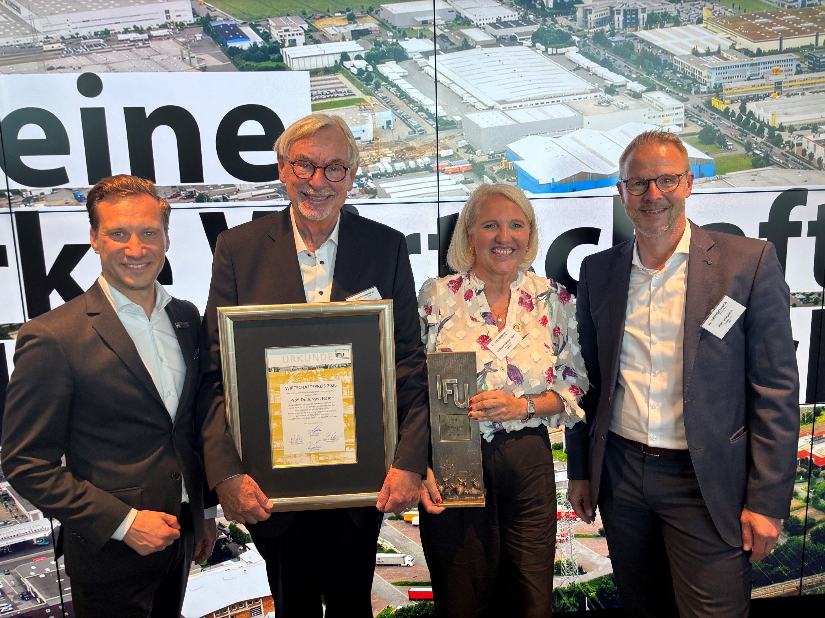 Prof. Dr. Jürgen Höser (2.v.l.) wurde mit dem IFU-Wirtschaftspreis ausgezeichnet. Mit ihm freuten sich seine Frau Martina Schmitz-Höser, der IFU-Vorsitzende Ingo Arlinghaus (r.) und der Gastgeber Markus Teichmann, Verkaufsleiter Mercedes Benz AG Frechen.