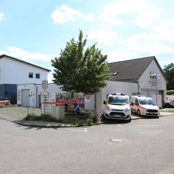 Mehrere Gebäude mit Einsatzfahrzeugen davor.