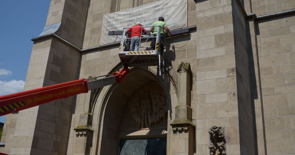 Gedenken-Installation-in-Euskirchen-erinnert-an-Menschen-die-auf-der-Flucht-starben