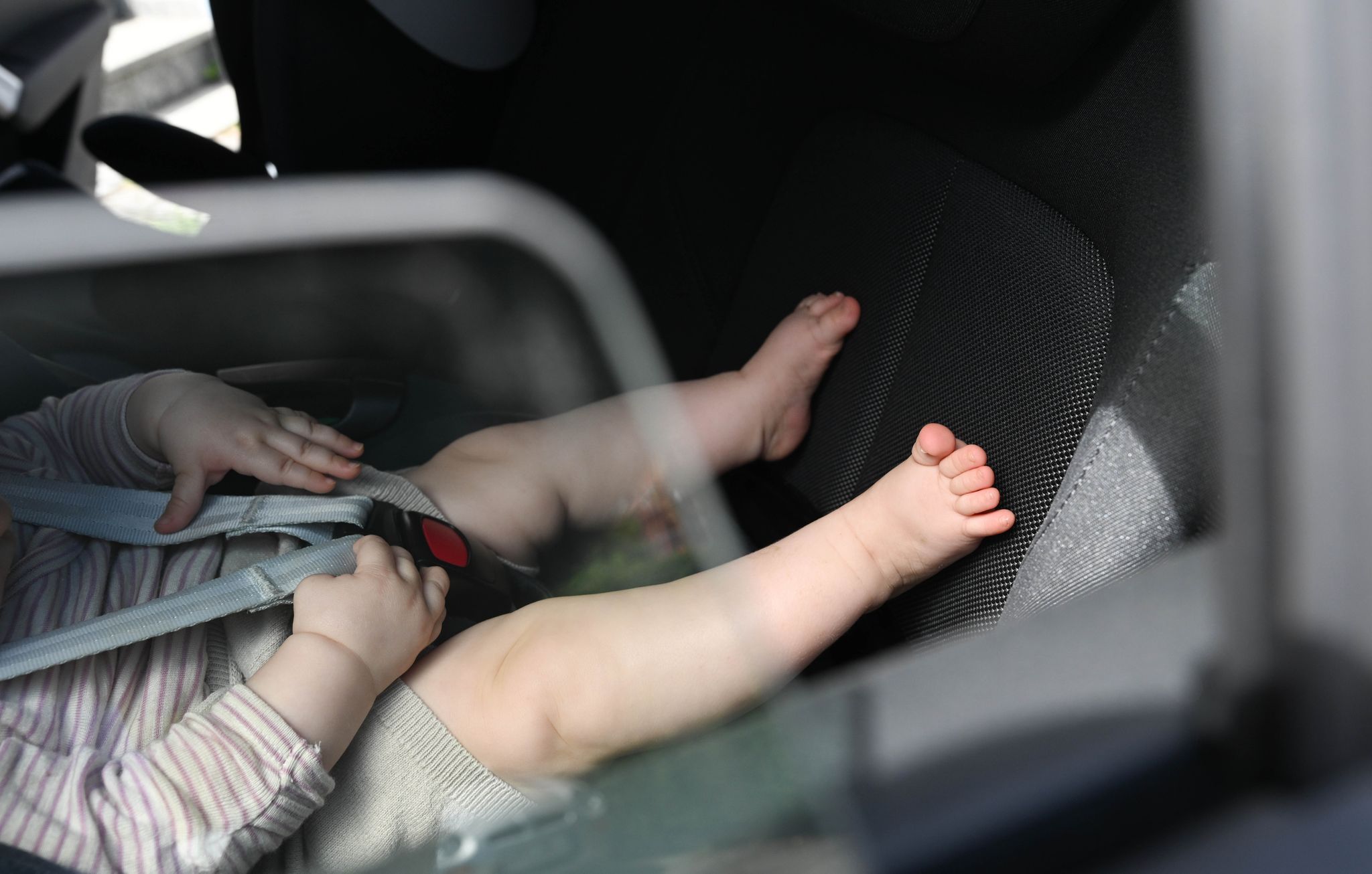 Baby bei Hitze im Auto