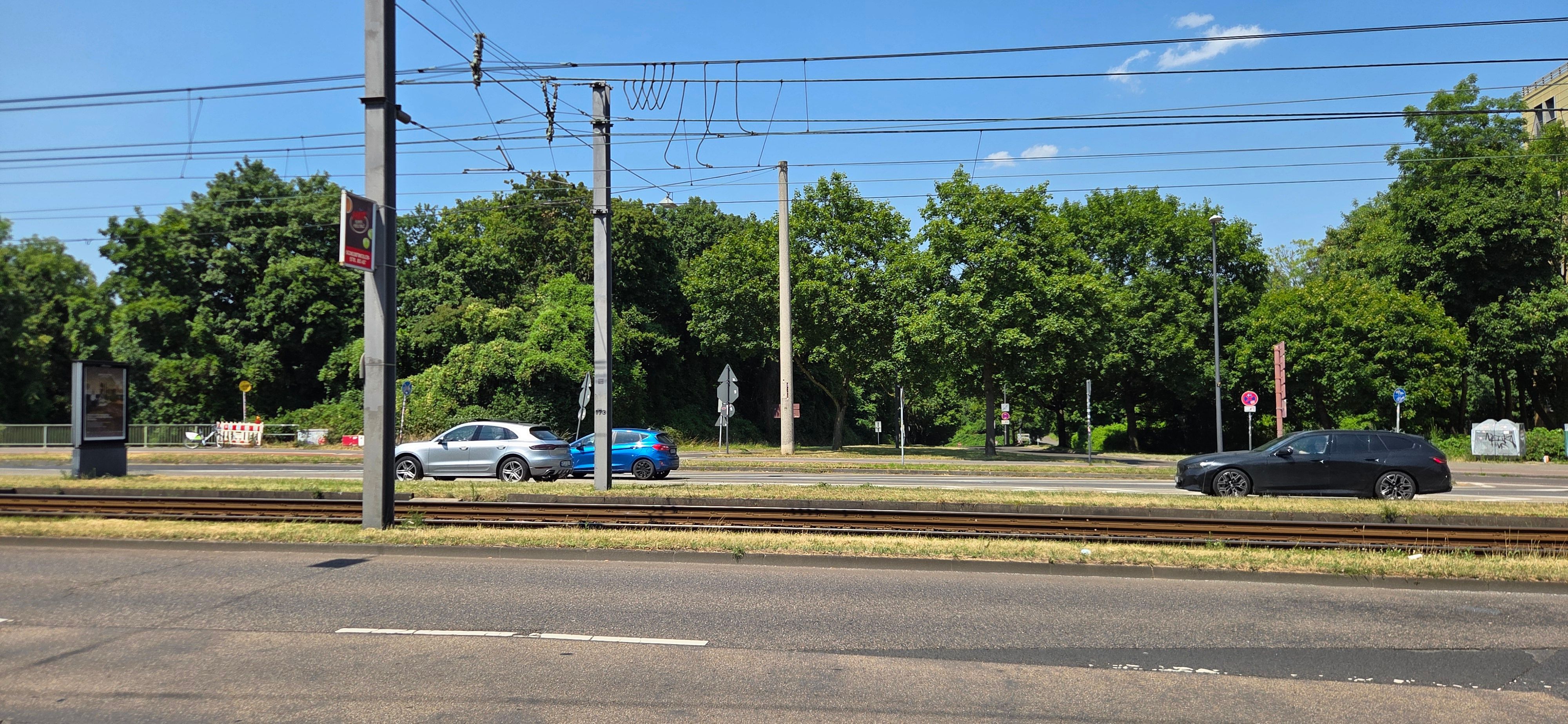 Auf der Aachener Straße soll ein neuer Linksabbieger auf den Militärring entstehen, der die KVB-Gleise quert.