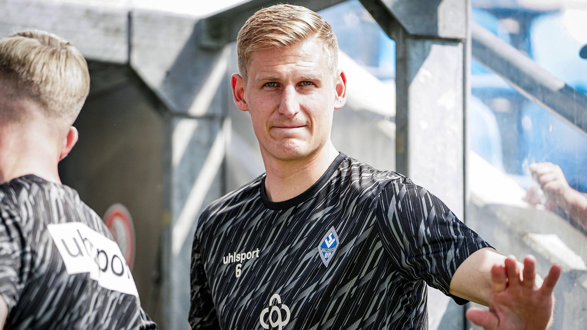 Deutschland: Fussball: bfv-Rothaus-Pokal 2025 / 2026 , Finale - VfR Mannheim vs SV Waldhof Mannheim - Carl-Benz-Stadion Mannheim : Niklas Hoffmann SV Waldhof Mannheim, 6 Mimik, Gesichtsausdruck *** Germany Soccer bfv Rothaus Pokal 2025 2026 , Final VfR Mannheim vs SV Waldhof Mannheim Carl Benz Stadion Mannheim Niklas Hoffmann SV Waldhof Mannheim, 6 Mimic, facial expression Copyright: xBennetxLongx