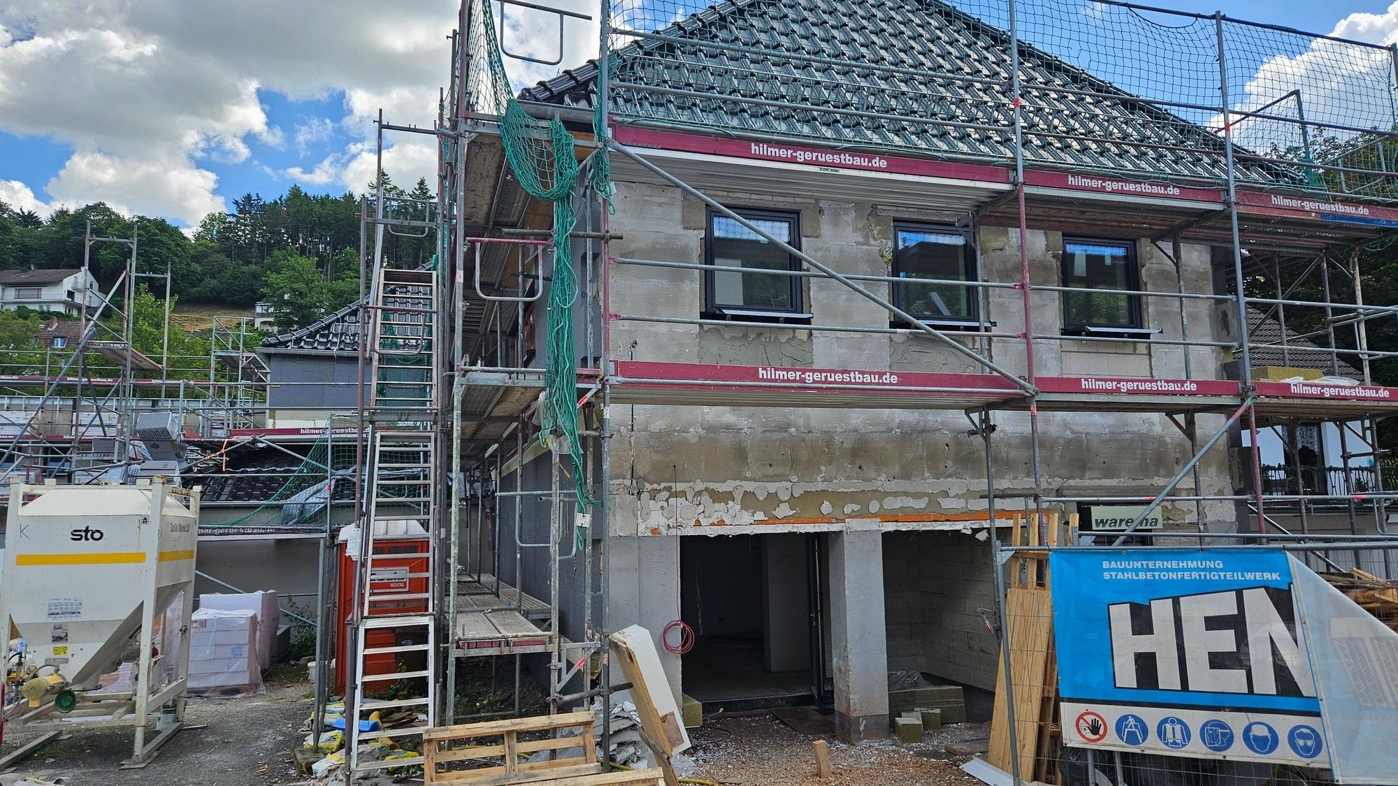 Blick auf den eingerüsteten Altbau.