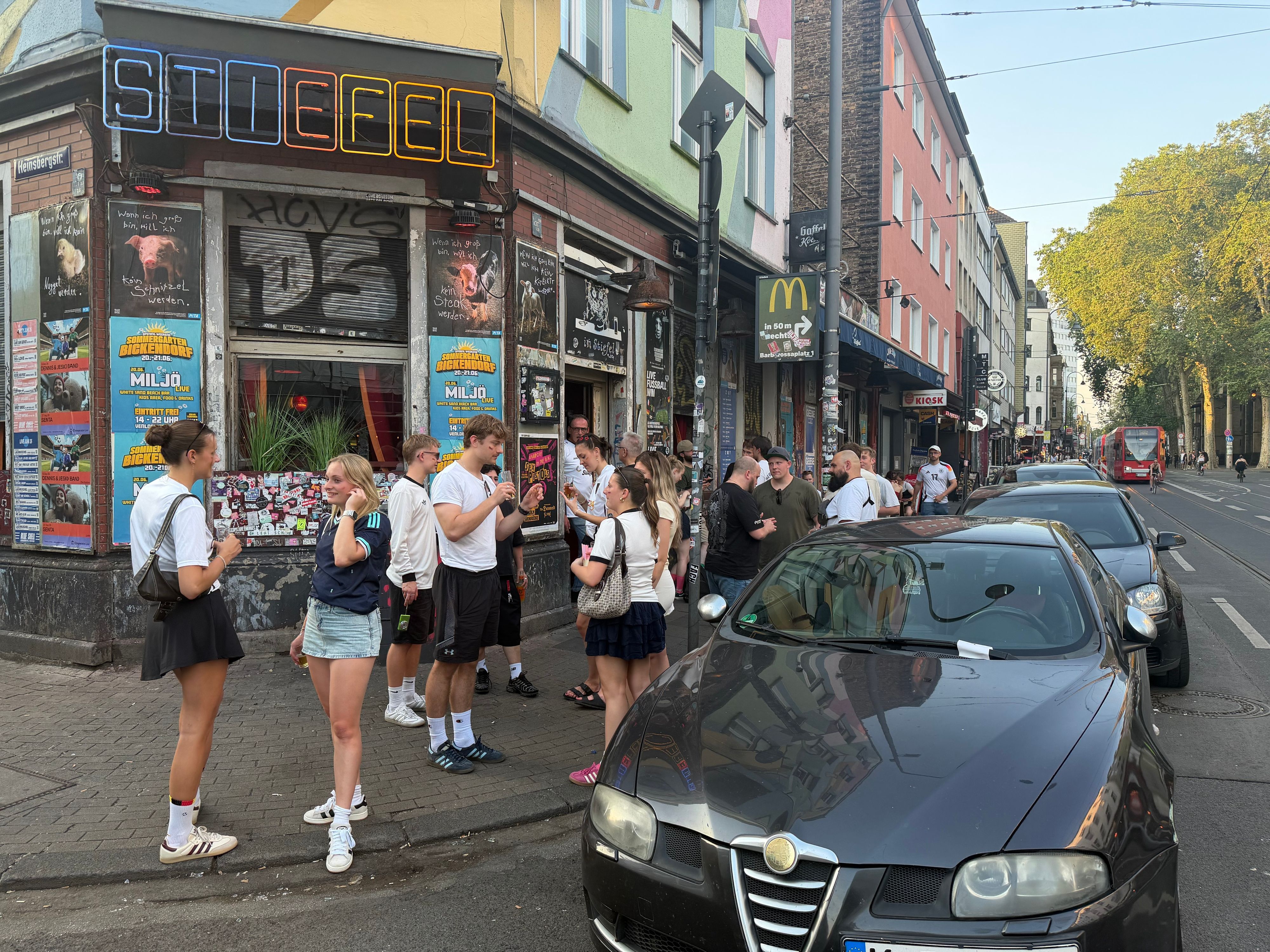 In Köln sind vor dem zweiten WM-Spiel der deutschen Nationalmannschaft viele Deutschland-Trikots zu sehen.