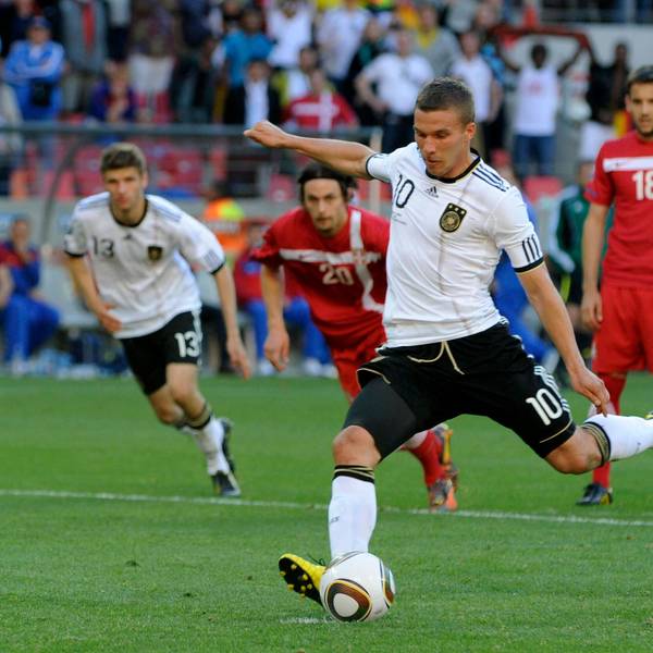 Lukas Podolski beim Elfmeter.