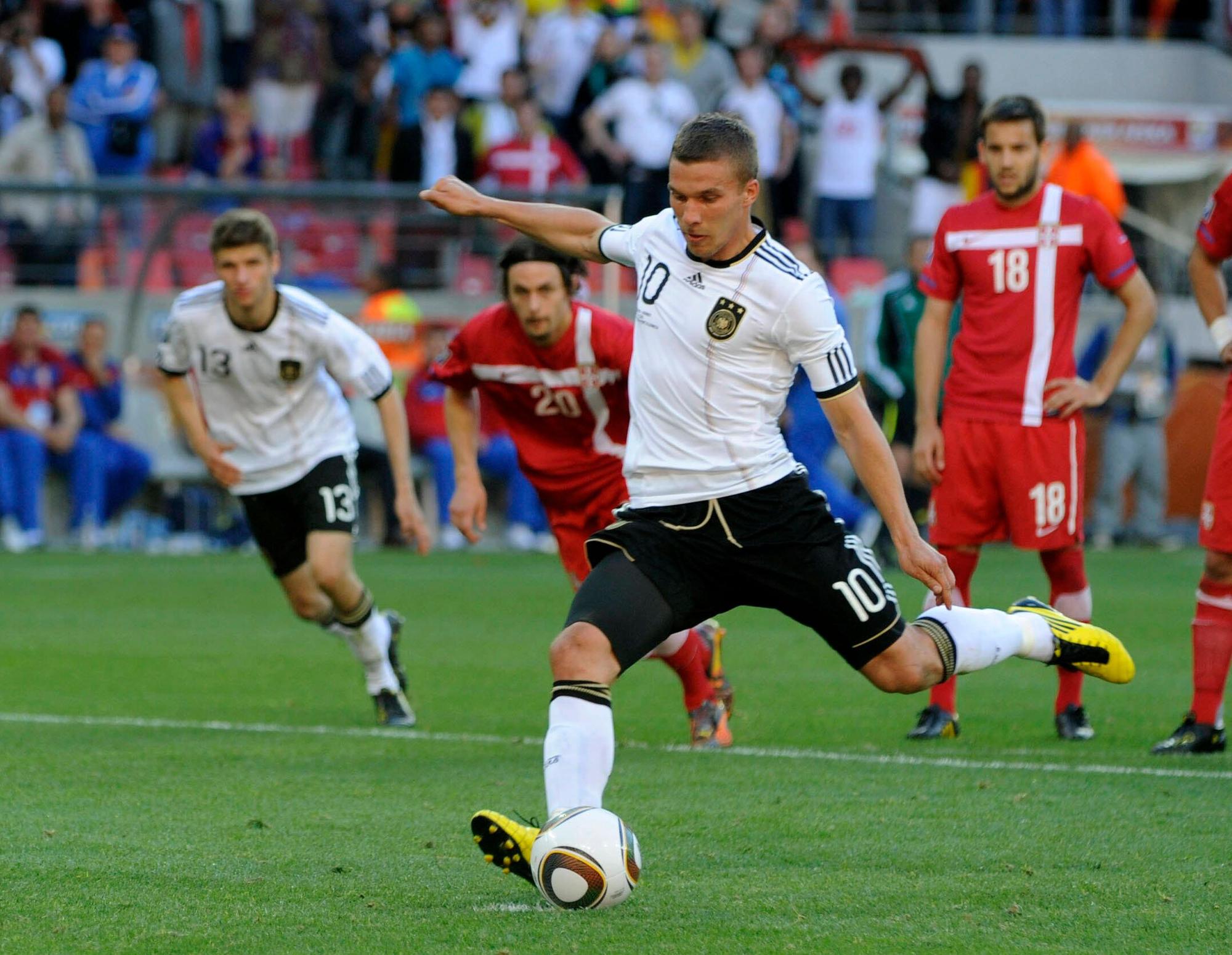 Lukas Podolski beim Elfmeter.