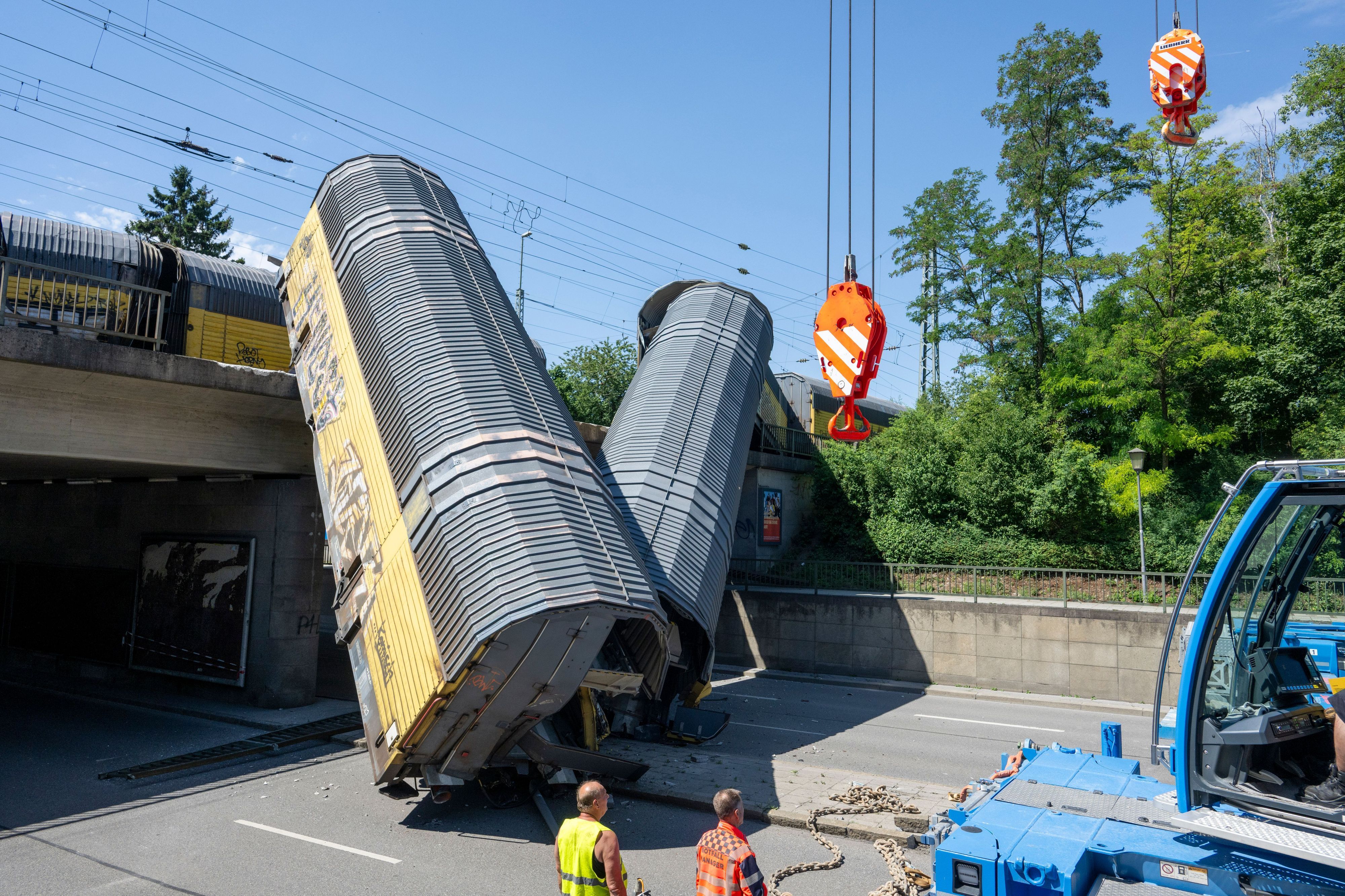Bergungsarbeiten für zwei Waggons eines Güterzugs, die in der Nacht von einer Brücke etwa fünf Meter in die Tiefe gestürzt waren.