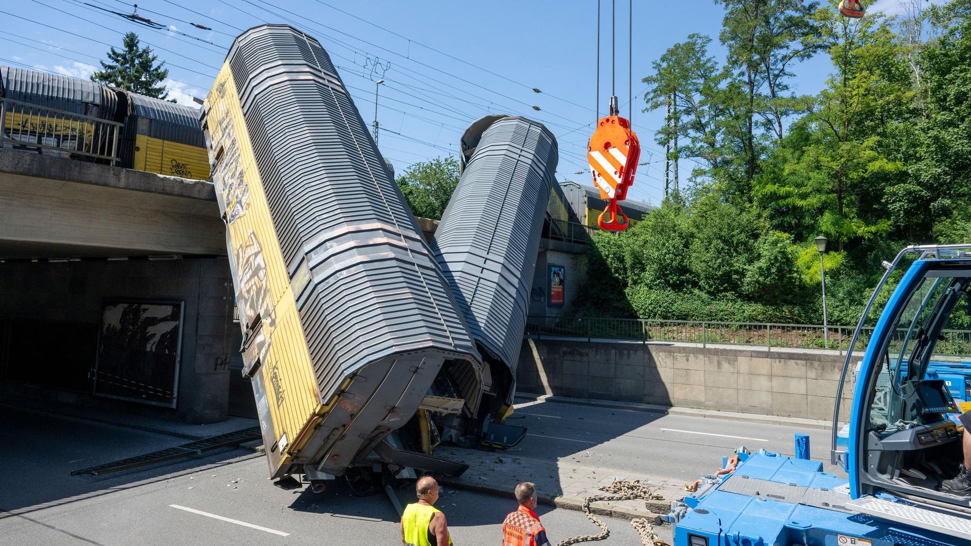 Bergungsarbeiten für zwei Waggons eines Güterzugs, die in der Nacht von einer Brücke etwa fünf Meter in die Tiefe gestürzt waren.