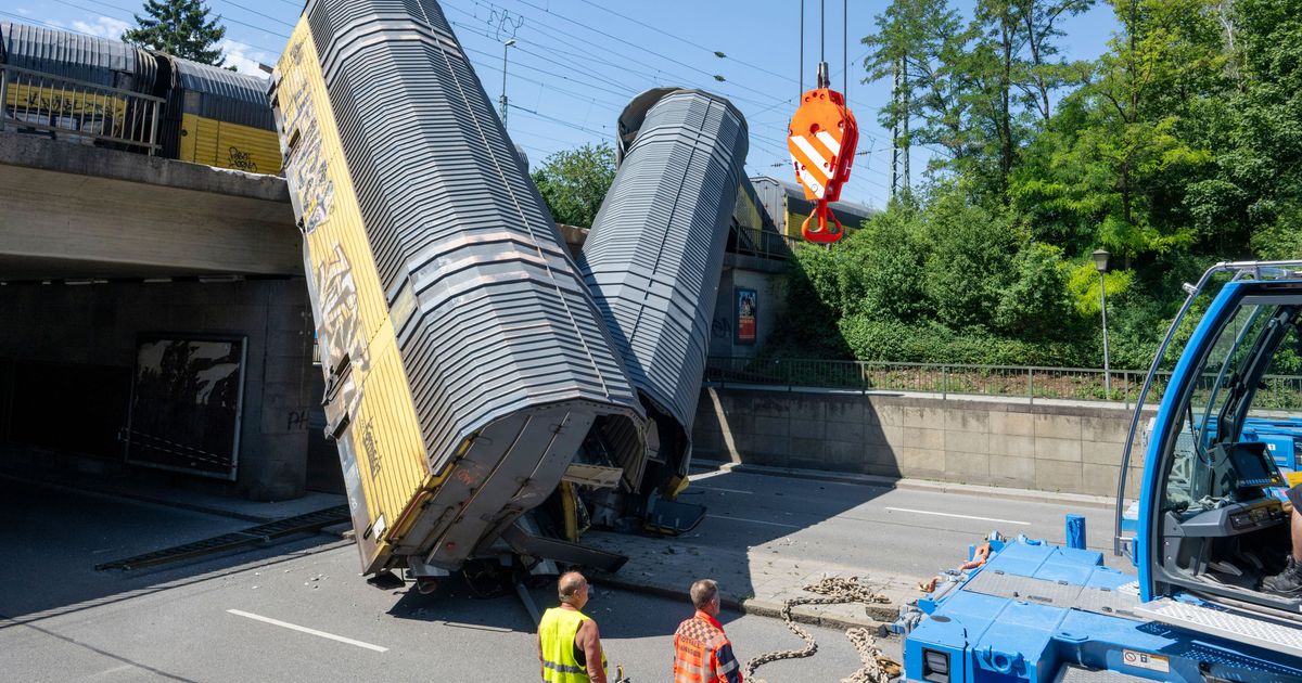 Fatal train accident: Freight cars plunge from railway bridge in Munich