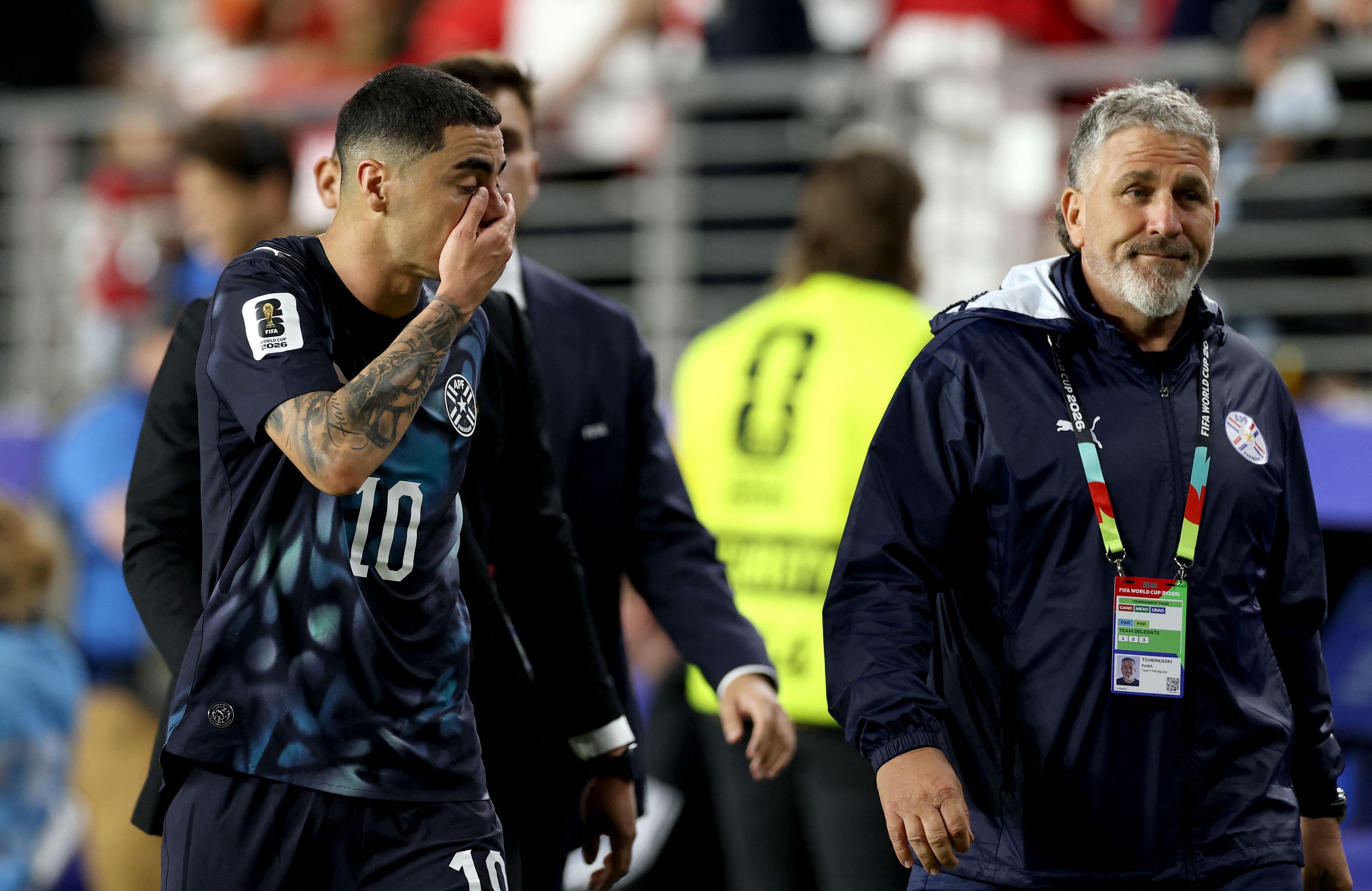Miguel Almiron ist nach seinem Platzverweis fassungslos.