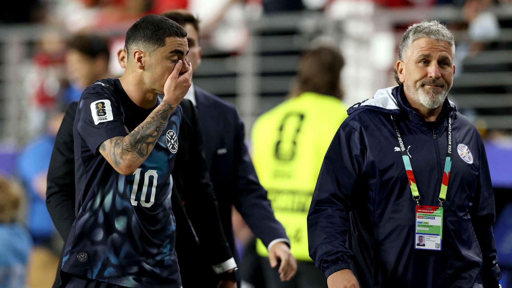Miguel Almiron ist nach seinem Platzverweis fassungslos.