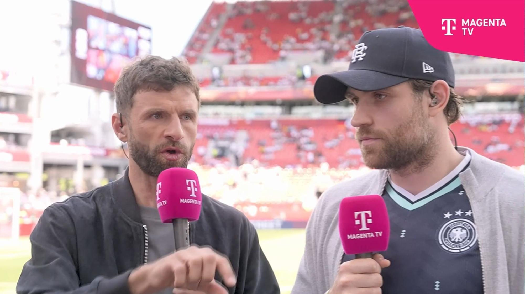 Leon Draisaitl spricht mit Thomas Müller.