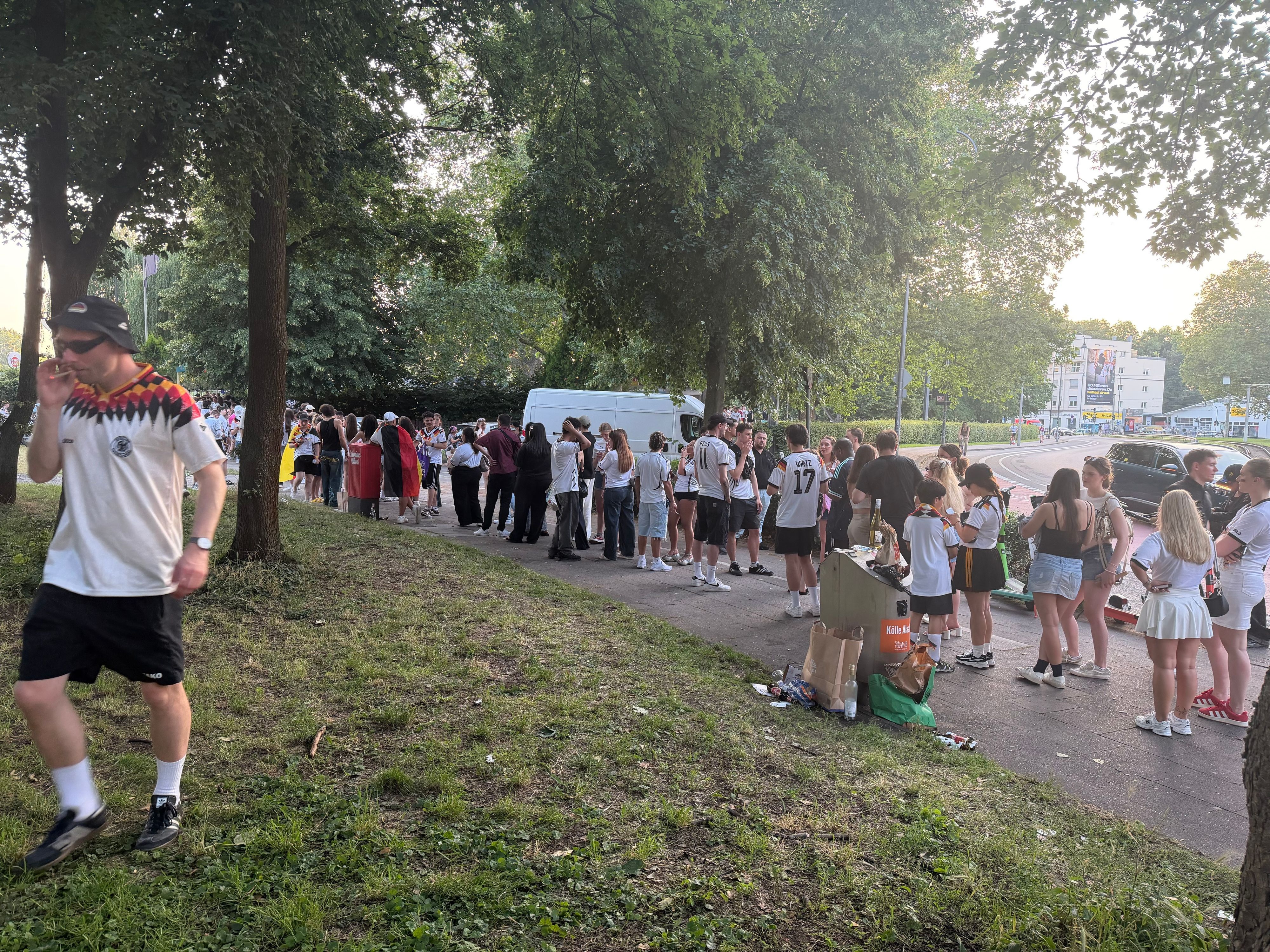 Am Aachener Weiher hat sich eine lange Schlange vor dem Biergarten gebildet.