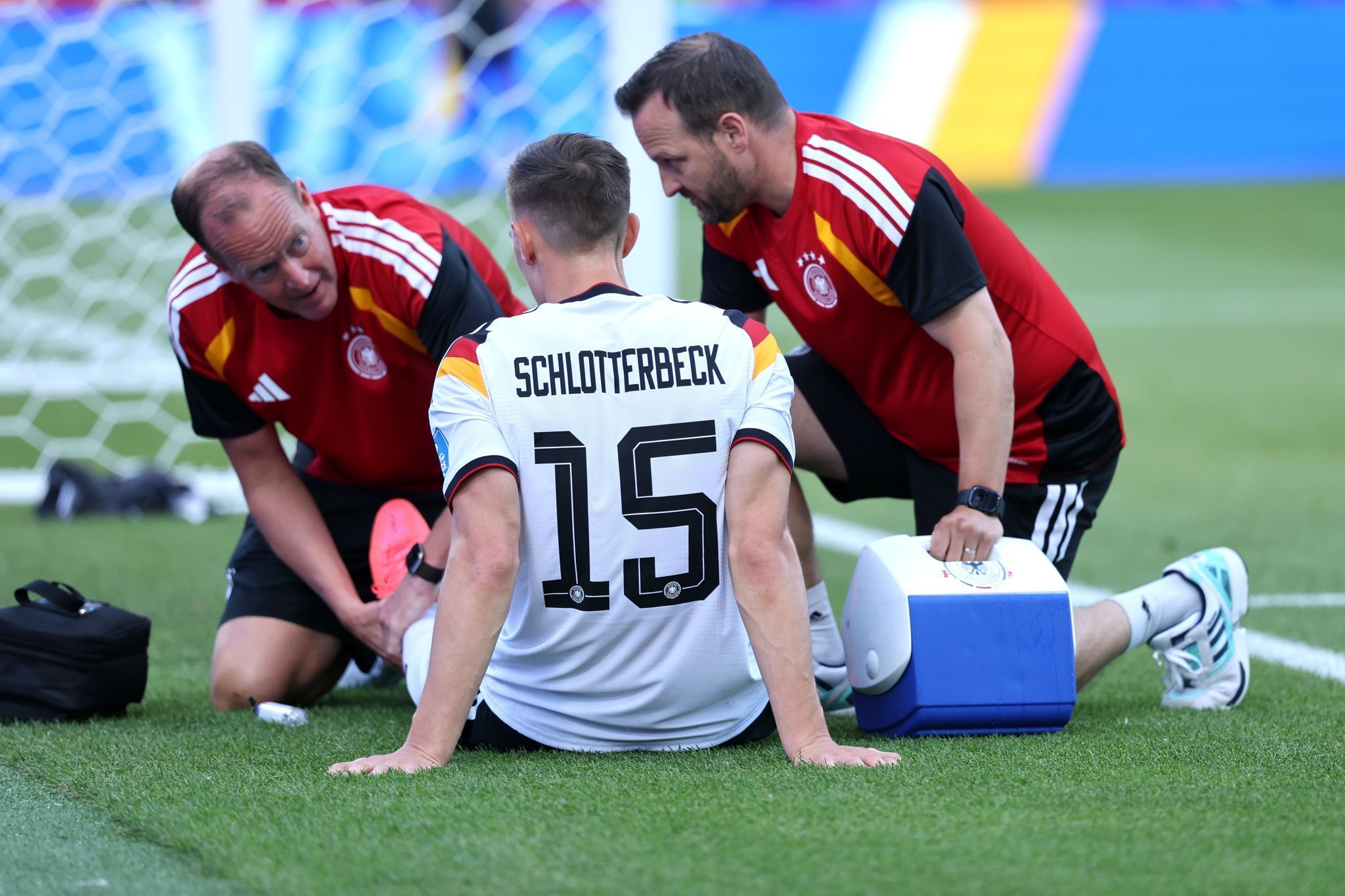 Nico Schlotterbeck wird auf dem Platz behandelt.