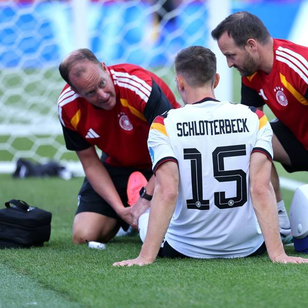 Nico Schlotterbeck wird auf dem Platz behandelt.