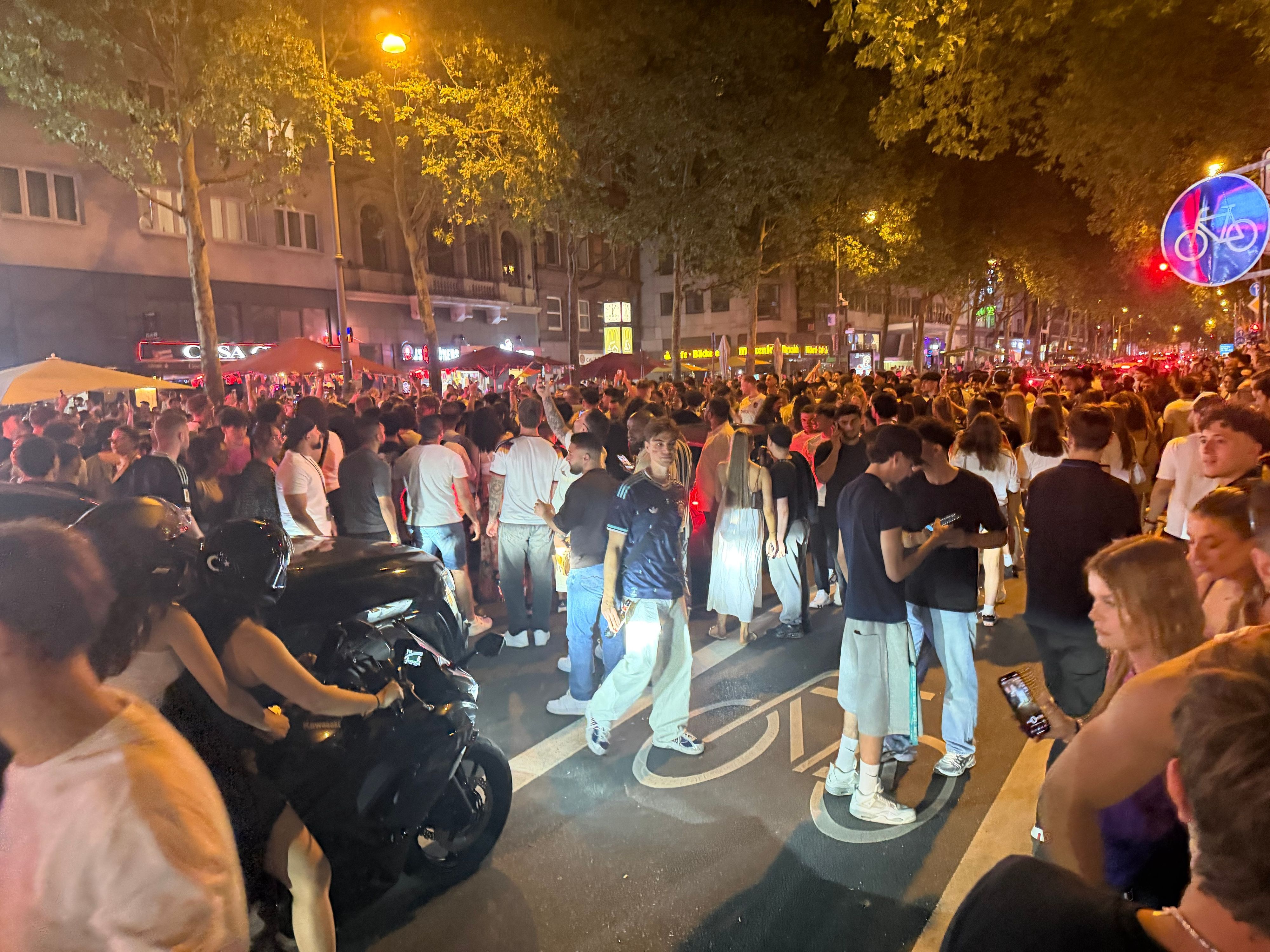 Nach dem zweiten WM-Sieg wurde auf Kölns Straßen gefeiert, wie hier auf dem Hohenzollernring.