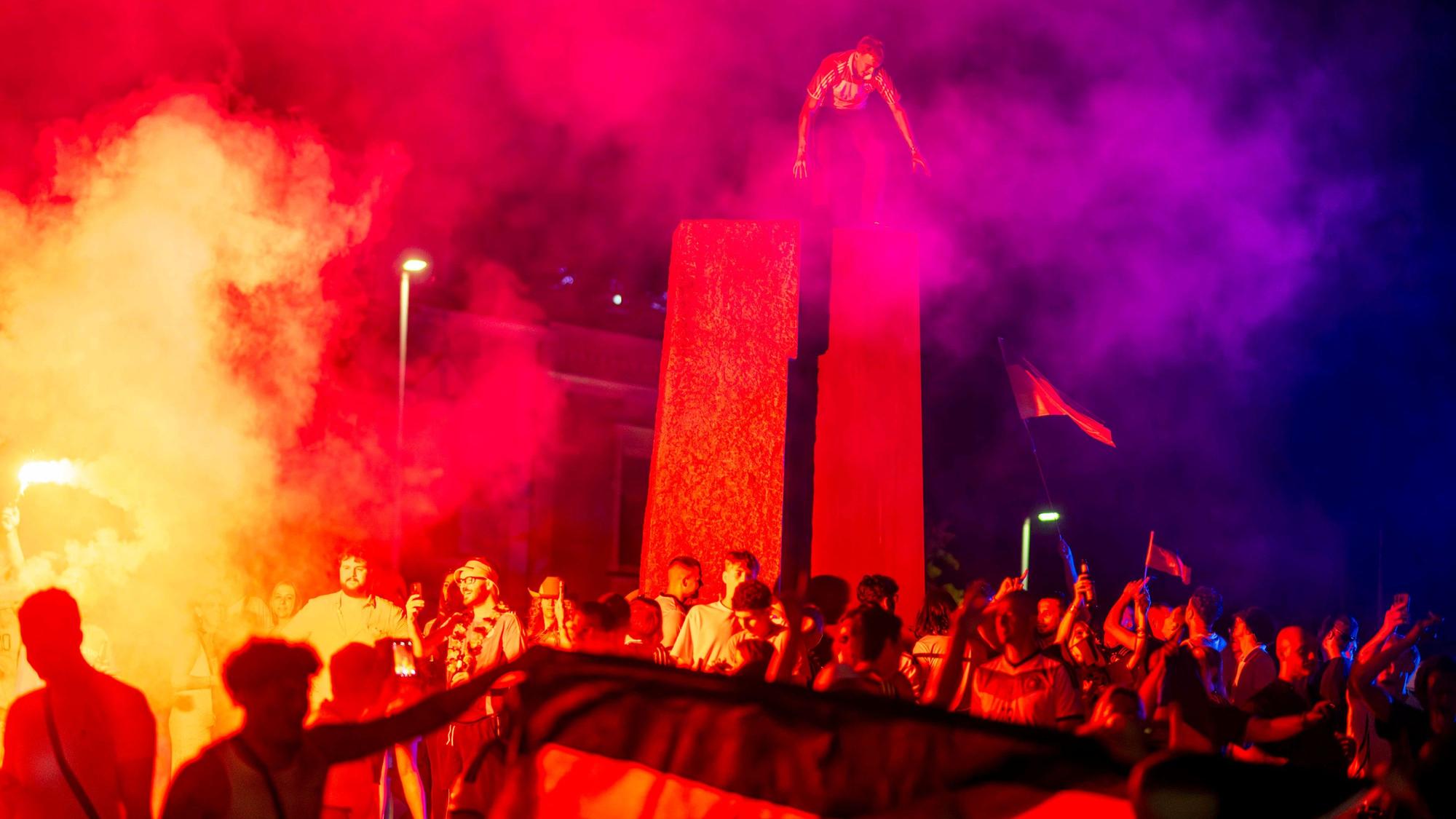Das Bild zeigt die Feierlichkeiten am Europa-Kreisel in Euskirchen nach dem 2:1 gegen die Elfenbeinküste.