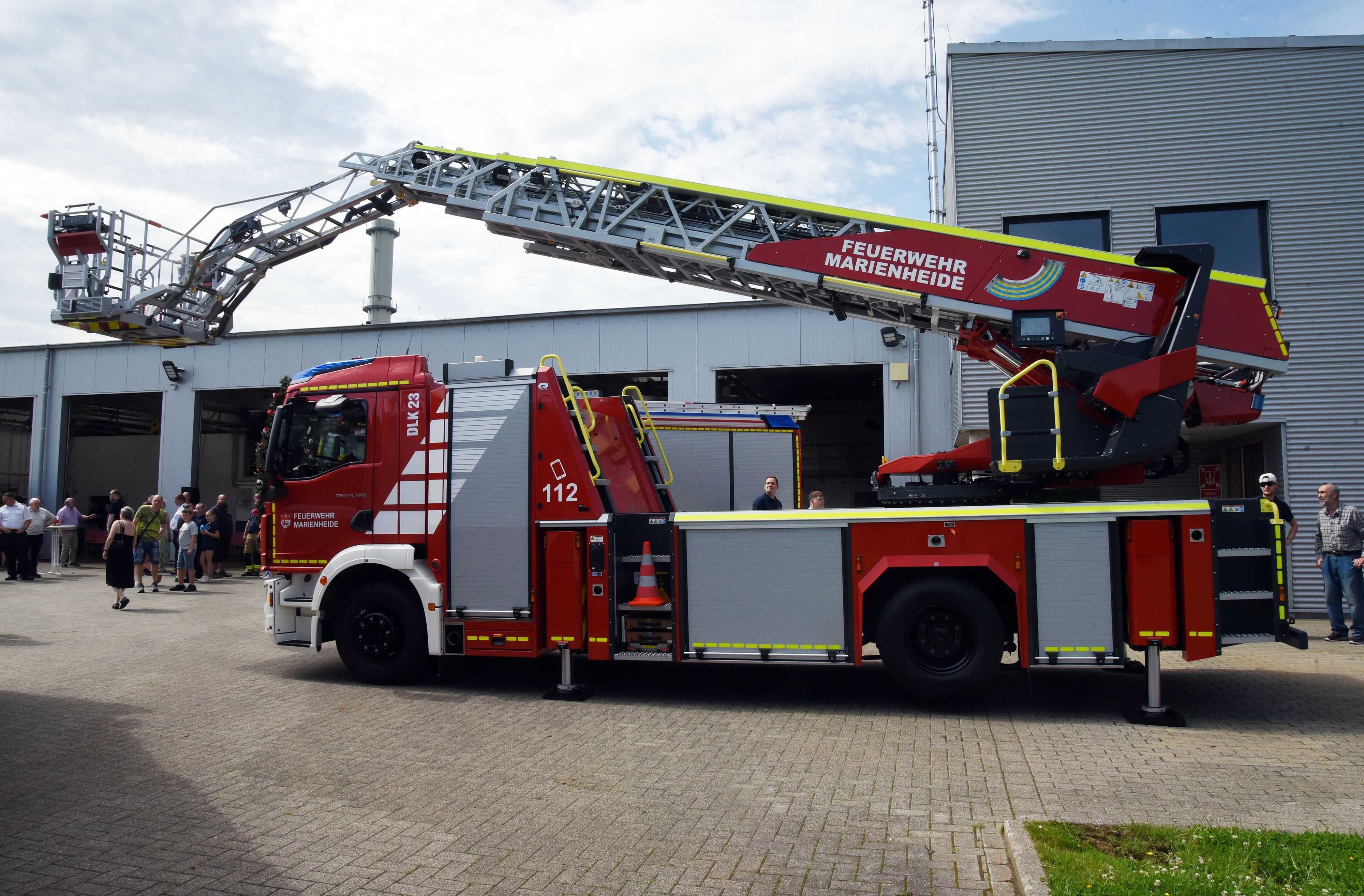 Das Foto zeigt die neue Drehleiter der Marienheider Feuerwehr
