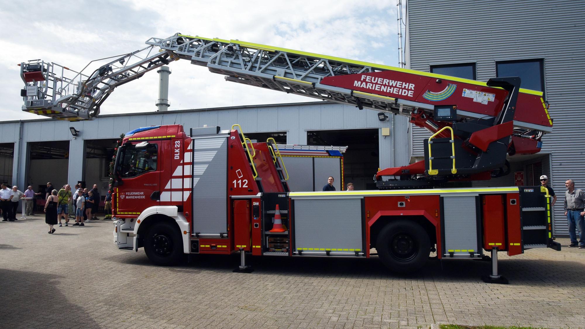 Das Foto zeigt die neue Drehleiter der Marienheider Feuerwehr