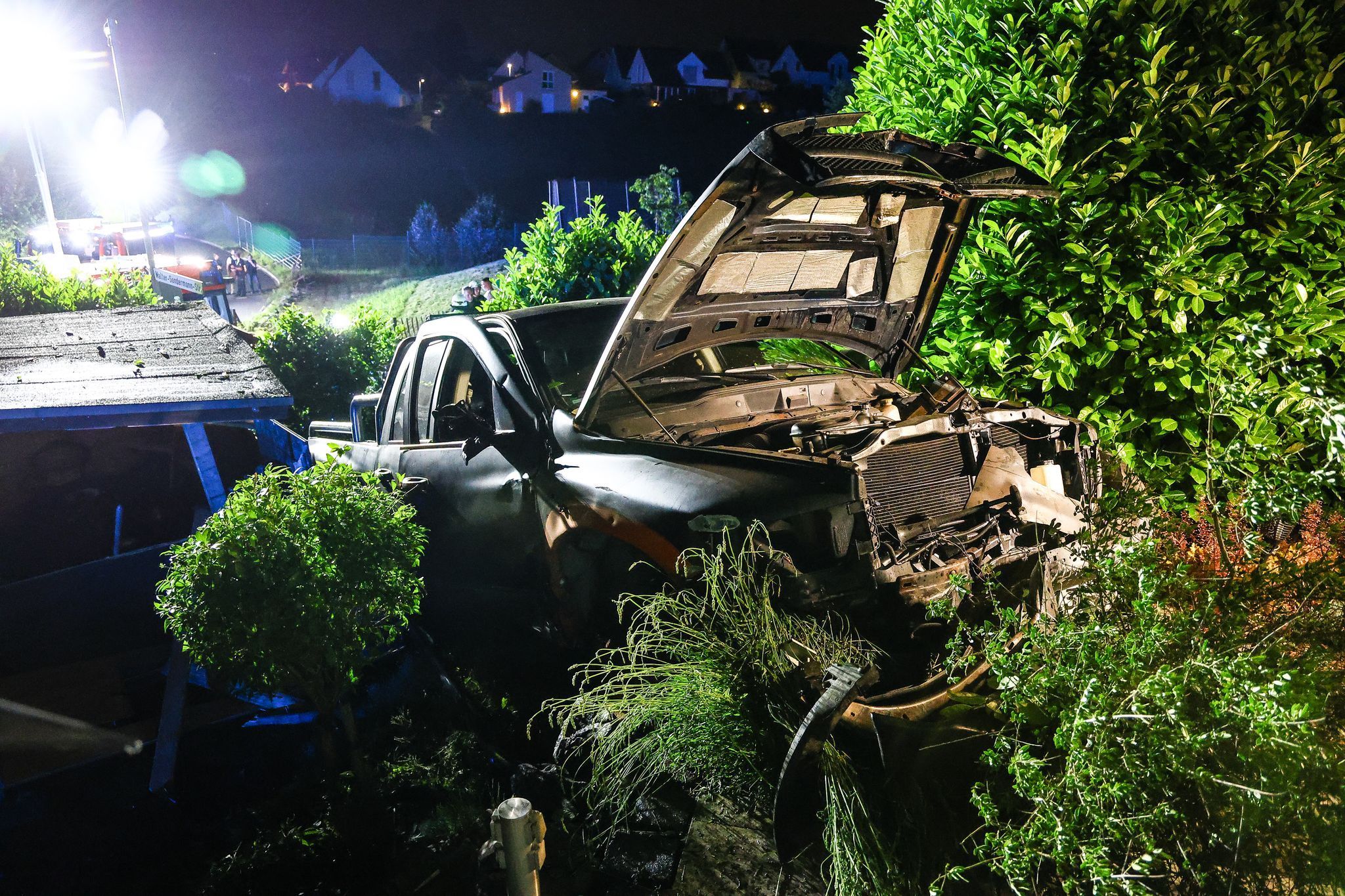 Kurz darauf fand die Polizei das Auto wieder – in einem Vorgarten gegen eine Hauswand gefahren.